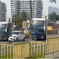 Escándalo: Bus de Colo Colo choca con hincha de la U y se da a la fuga