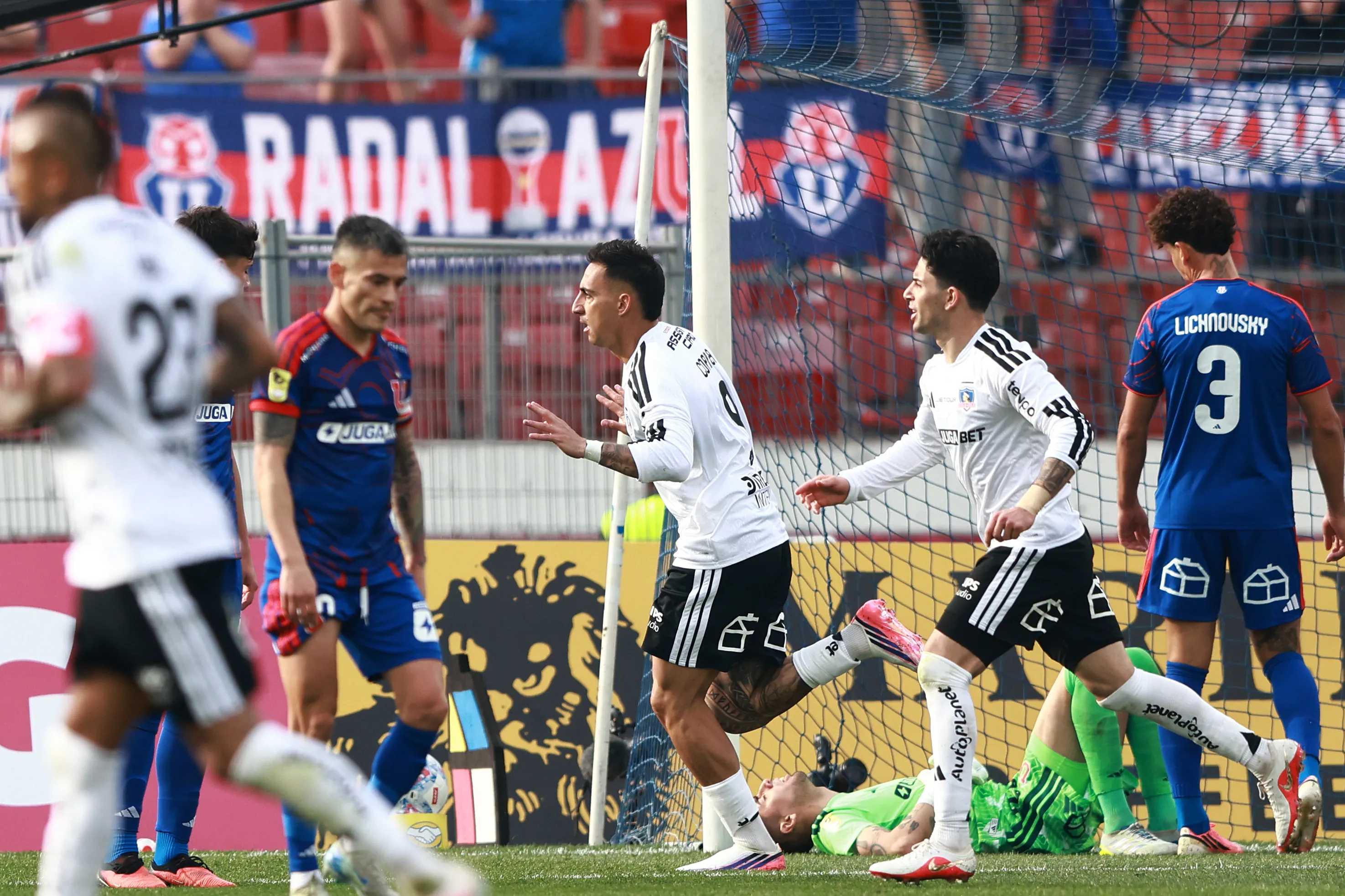 Javier Correa festeja y la U de Chile sufre el 2-1 de los albos. (Felipe Zanca/Photosport).