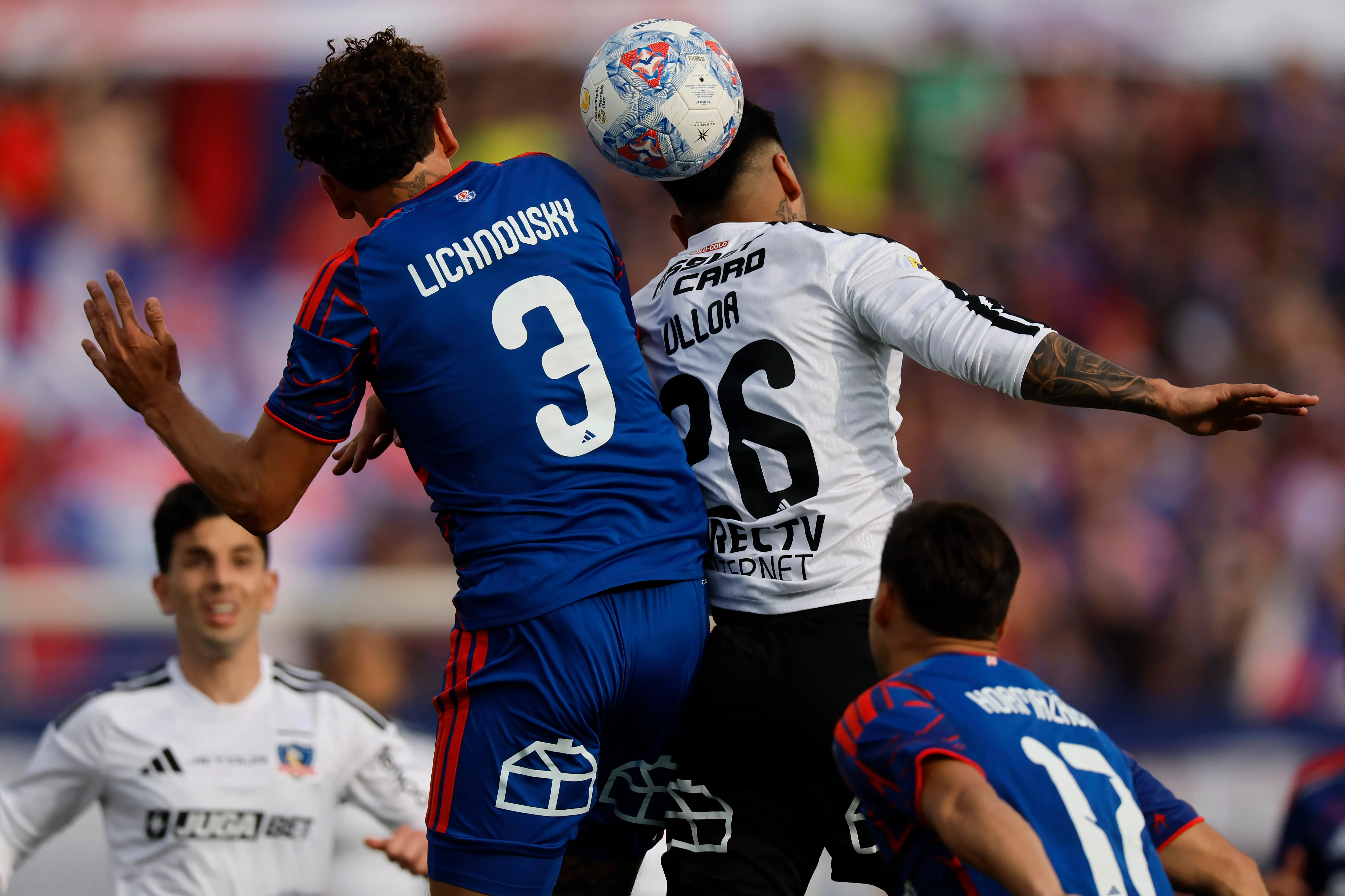 Igor Lichnovsky lucha un balón aéreo contra Diego Ulloa. (Andrés Piña/Photosport).