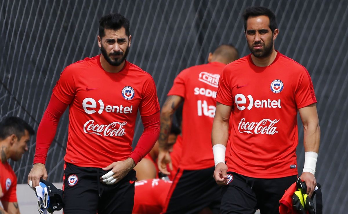 ¿Se saludaron? Claudio Bravo y Johnny Herrera se encuentran en el Superclásico y esto pasó