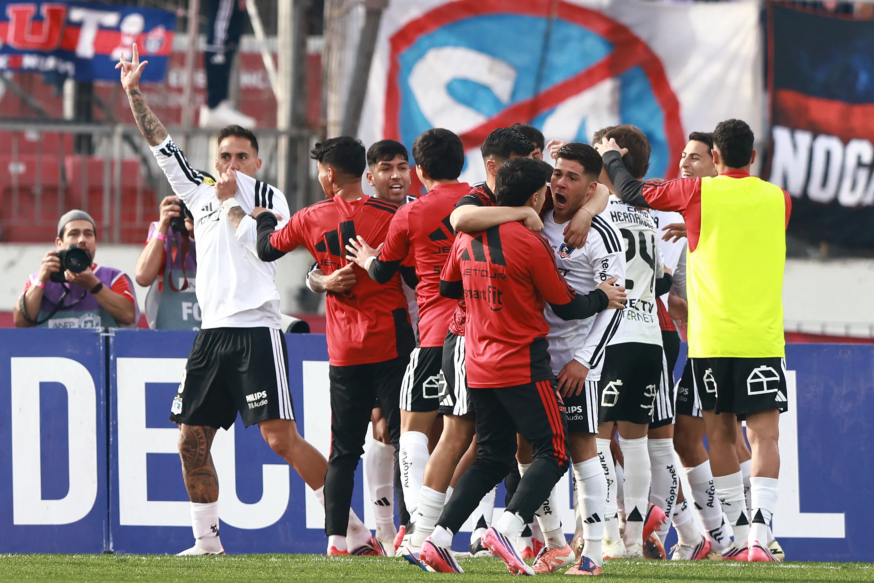 Así celebró Javier Correa el 2-1 de los albos en el Estadio Nacional. (Felipe Zanca/Photosport).