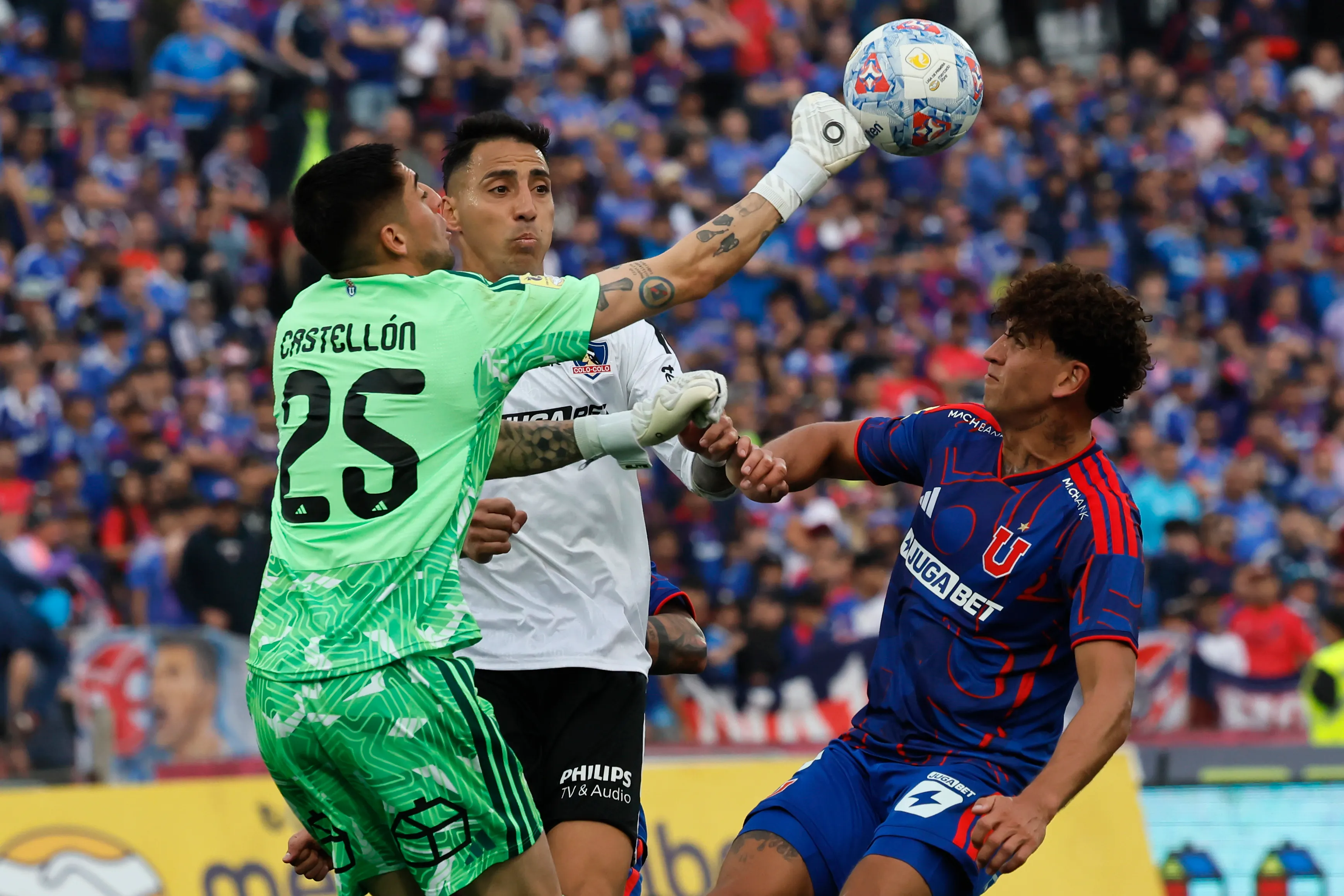Javier Correa en la lucha contra Castellón y Lichnovsky. (Andrés Piña/Photosport).