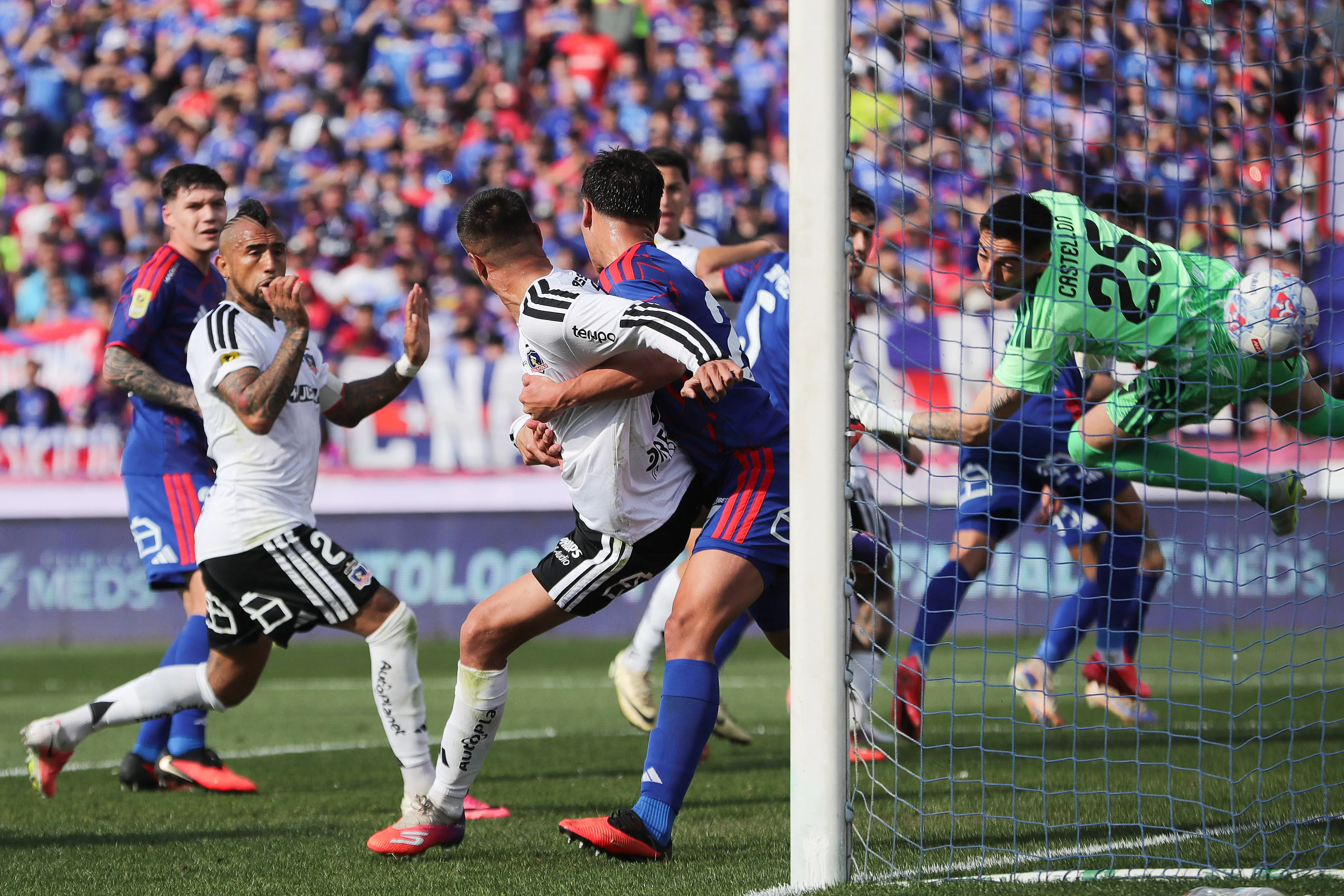 Lucas Barrera no pudo frenar a Álvaro Madrid, quien anotó un tacazo para poner en ventaja a Colo Colo. (Felipe Zanca/Photosport).