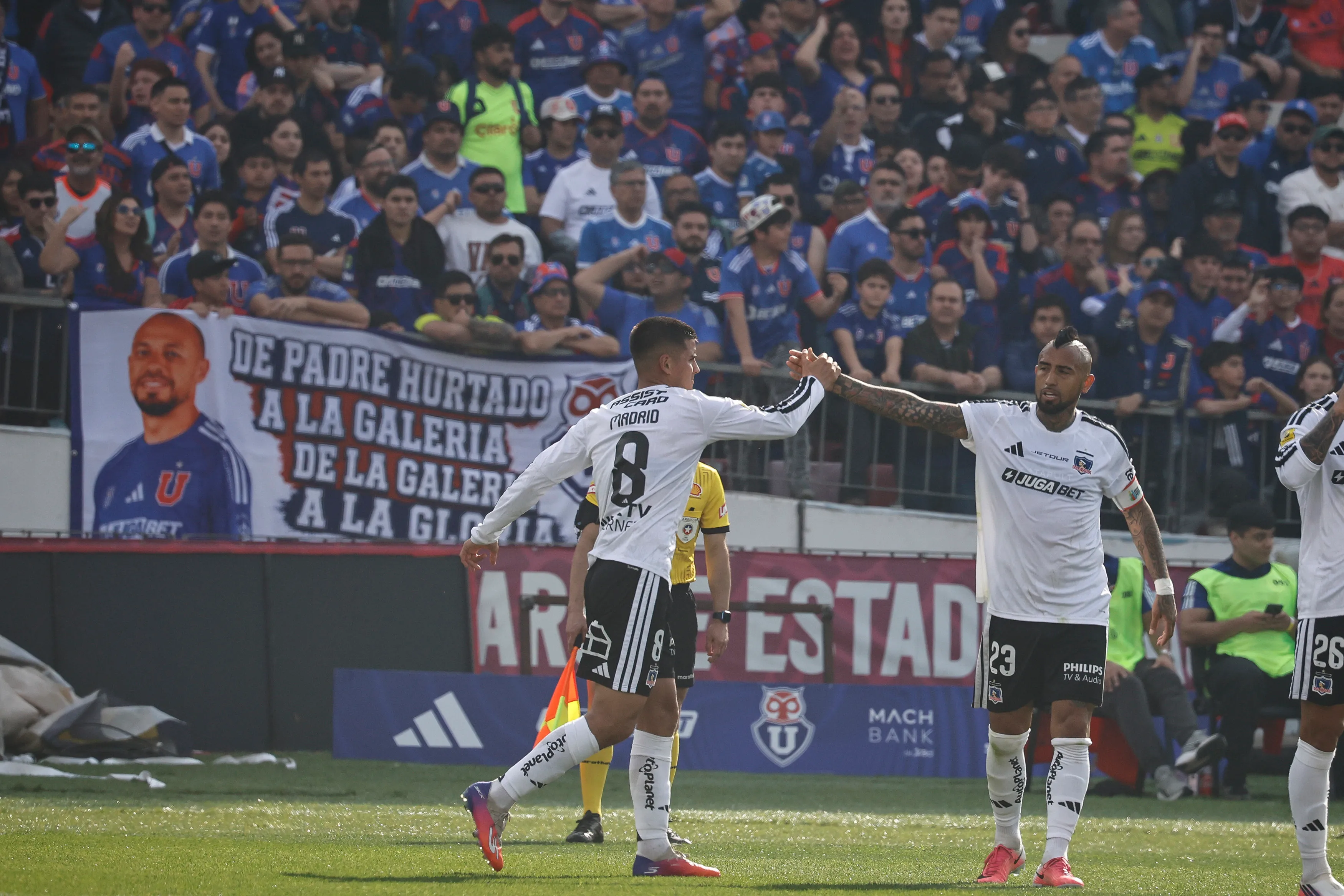 Álvaro Madrid celebra su gol junto a Arturo Vidal. (Diego Martin/Photosport).