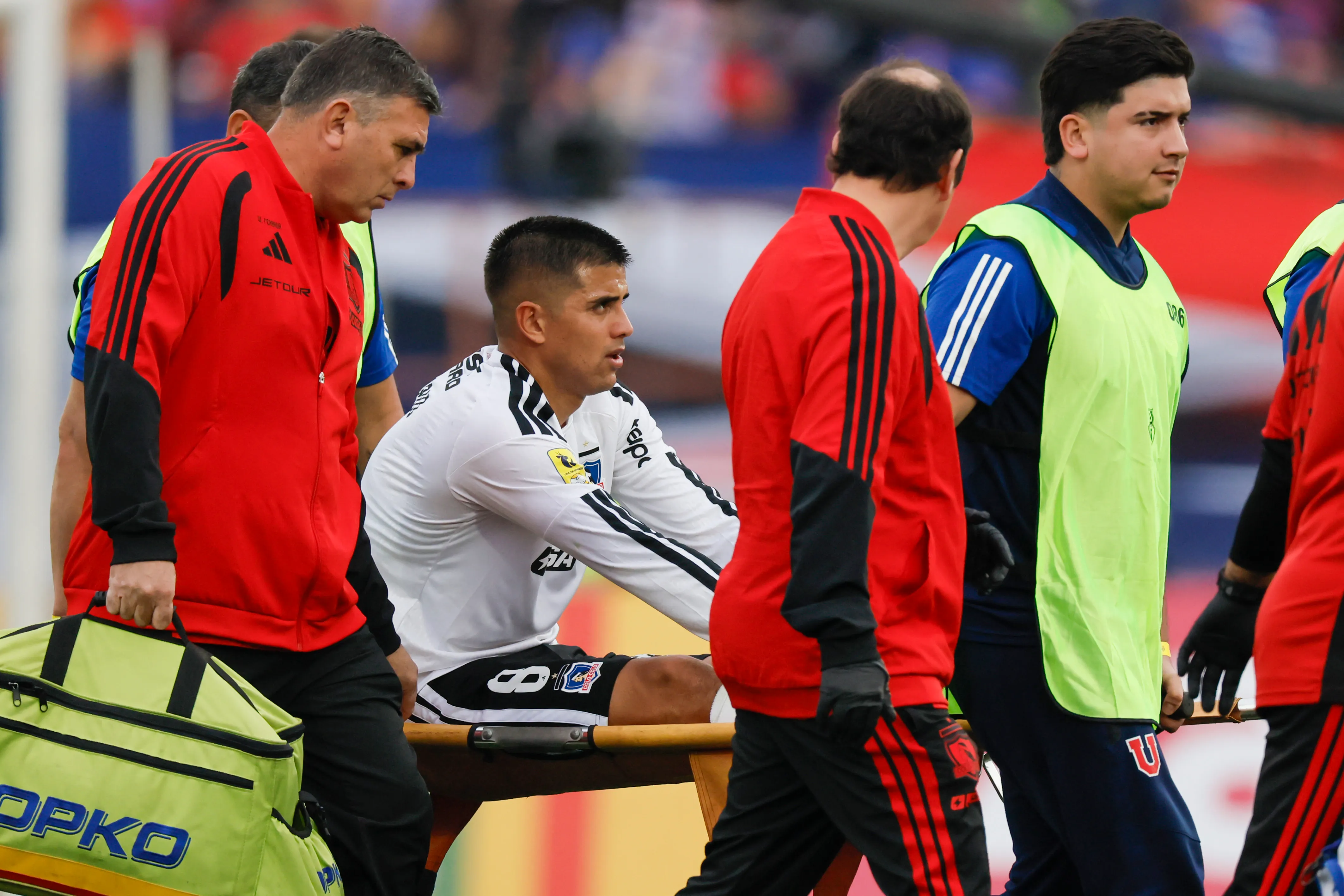 Álvaro Madrid salió extenuado del Superclásico en el minuto 77: lo reemplazó Iván Román. (Andrés Piña/Photosport).