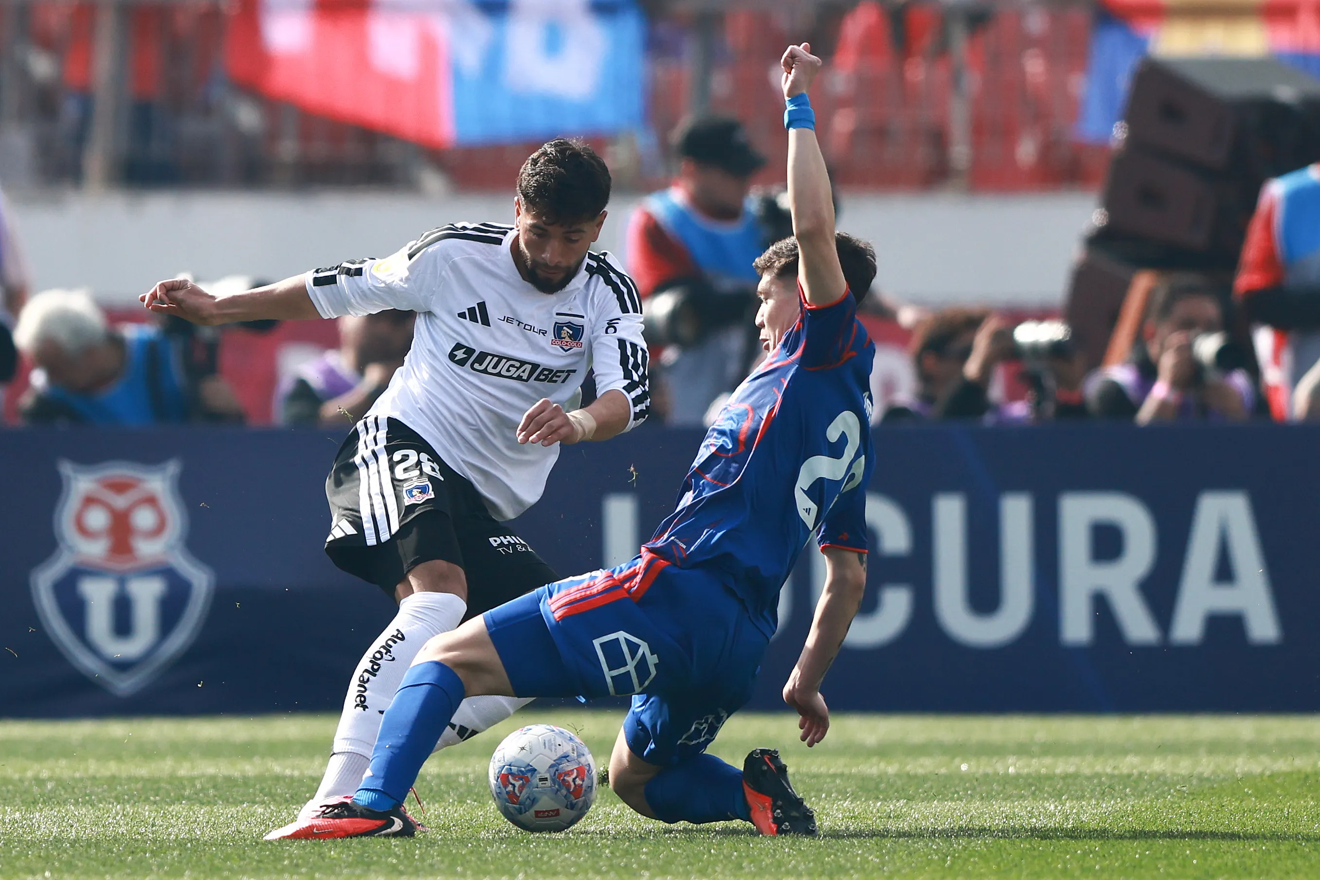 Jeyson Rojas le hizo un amague a Agustín Arce, quien empezó el partido cargado al sector izquierdo del ataque azul.  (Felipe Zanca/Photosport).