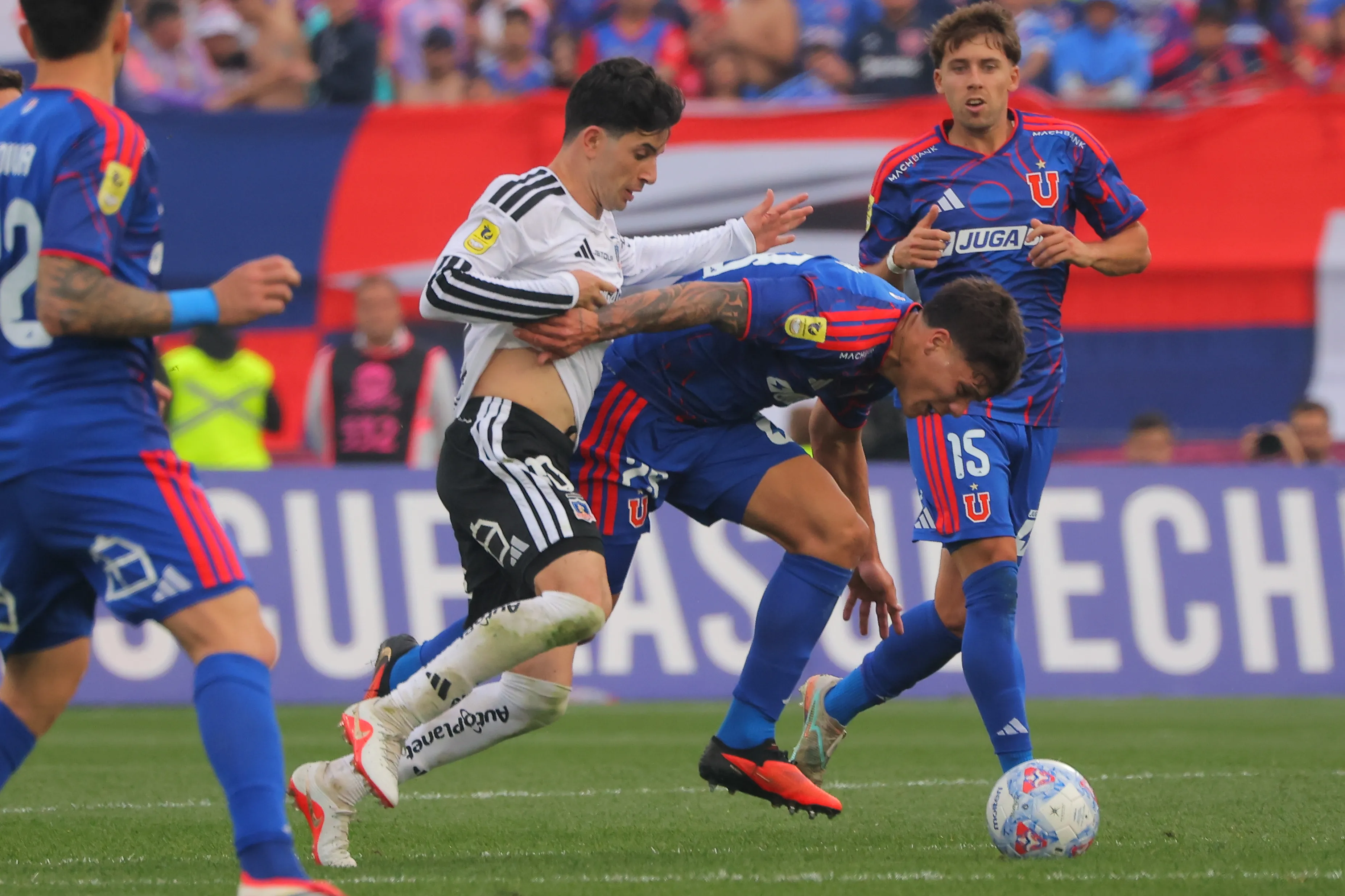 Lautaro Pastrán marca a Agustín Arce en el Superclásico 200. (Andrés Piña/Photosport).