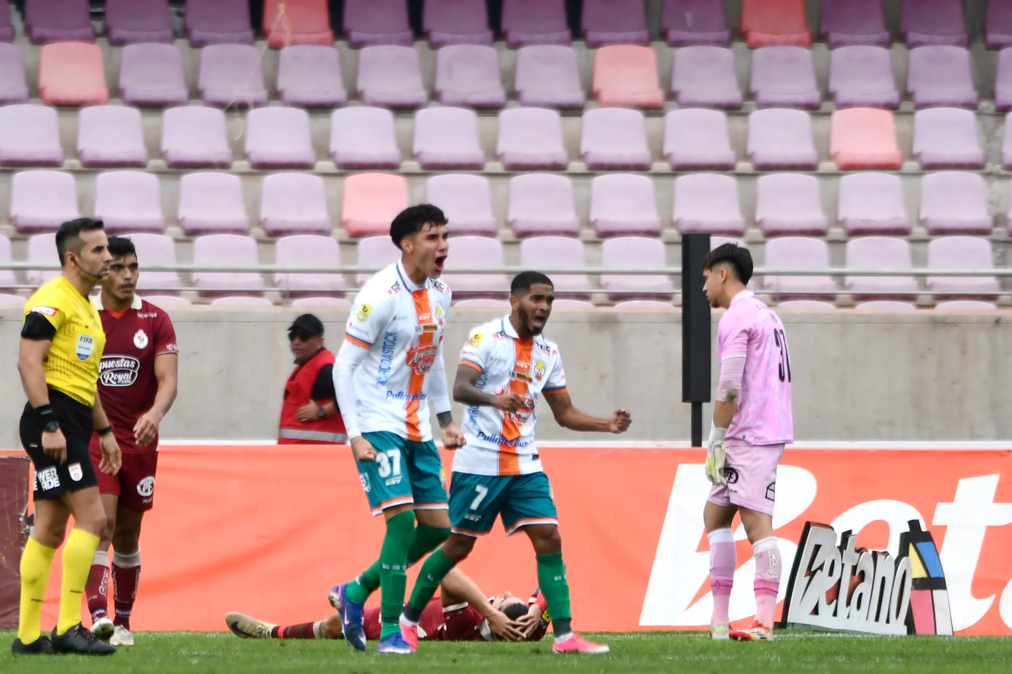 Así celebró Cobresal el insólito 3-3 que rescató en su visita a La Serena. (Alejandro Pizarro Ubilla/Photosport).