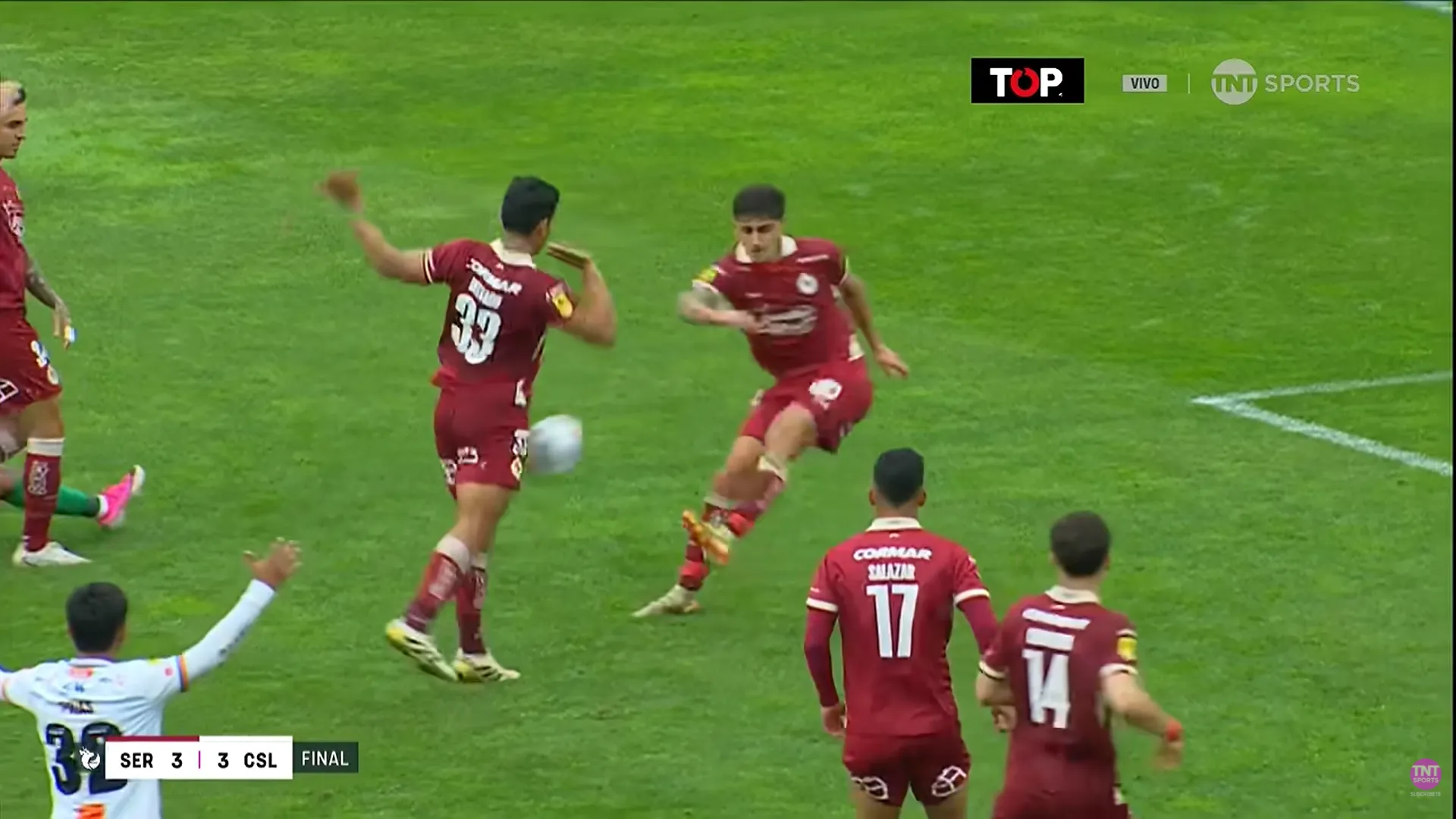 El despeje de Gutiérrez que terminó en autogol de Delgado cuando José Tapia parecía tener controlada la pelota. (Captura TNT Sports).