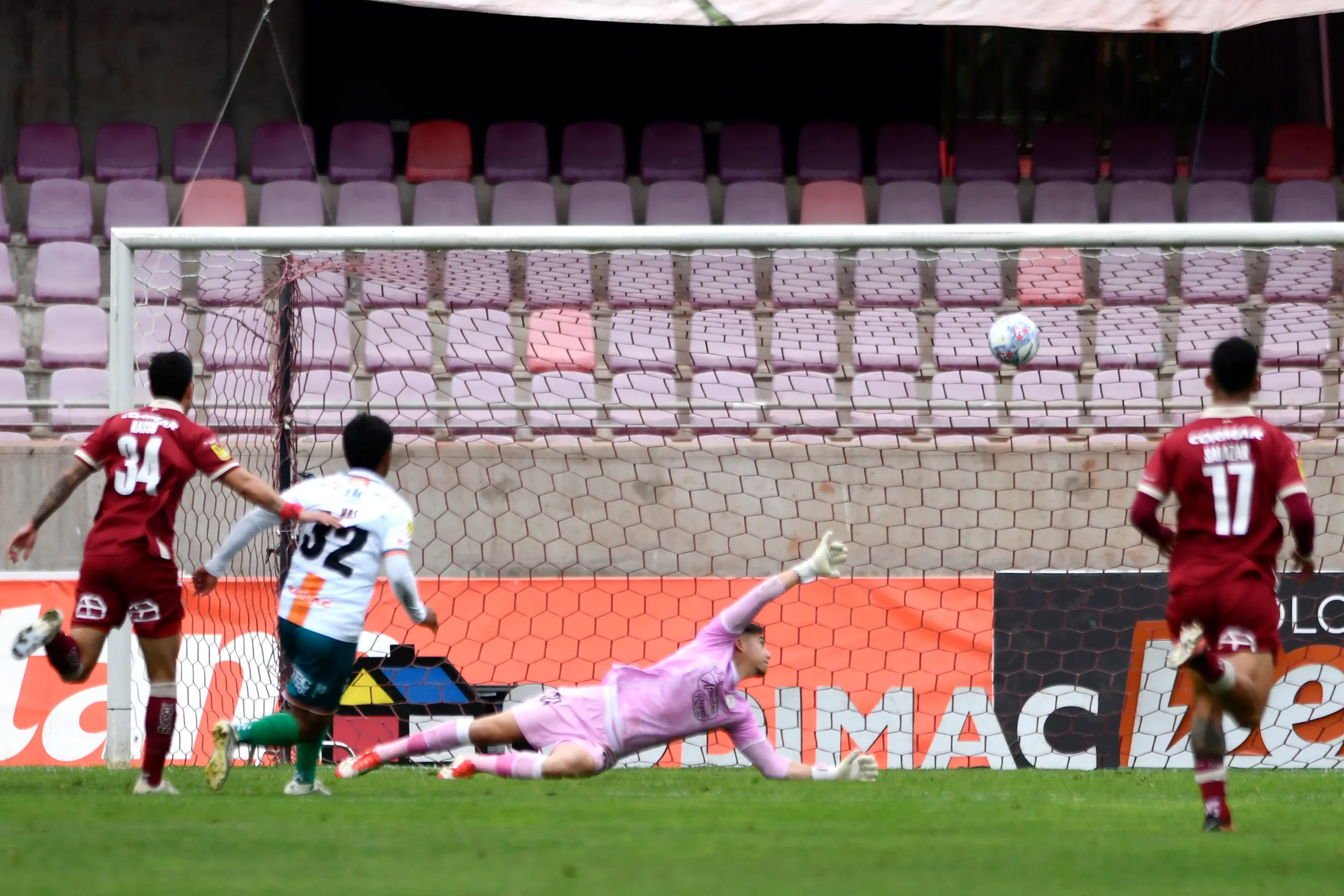 La gran definición del Chipi Frías para el 3-2 parcial. (Alejandro Pizarro Ubilla/Photosport).