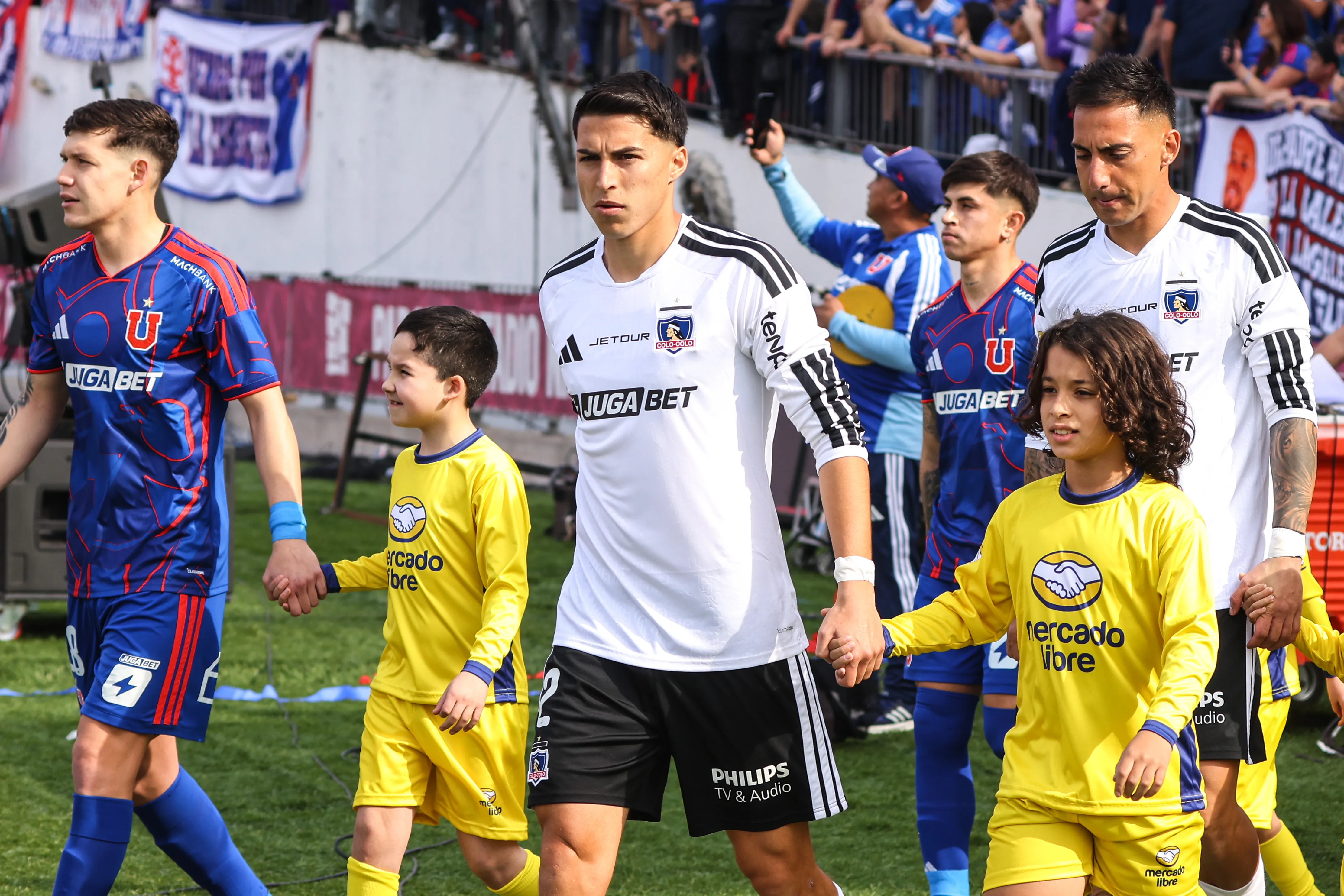 Jonathan Villagra en el ingreso al Superclásico 200. (Luis Quinteros/Photosport).