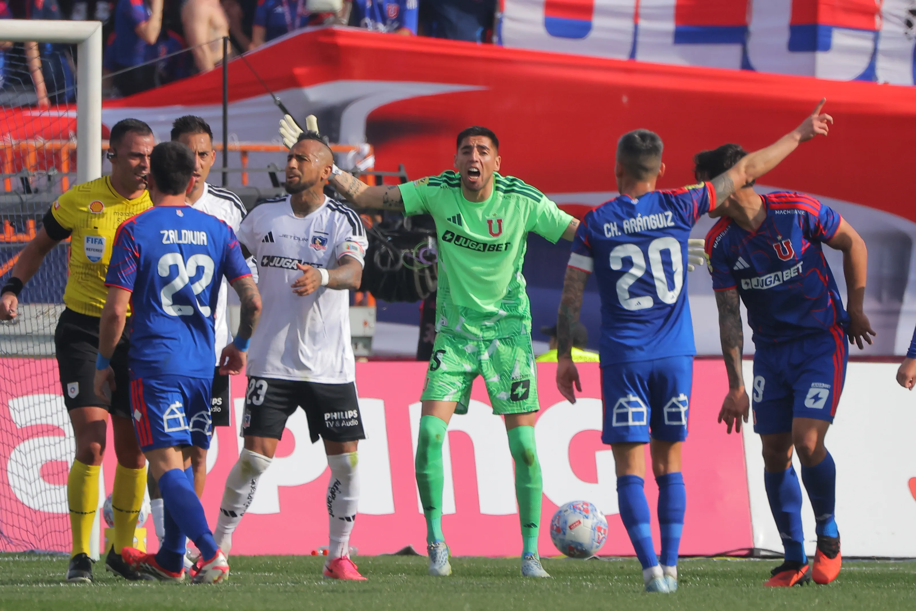Gabriel Castellón se lleva las críticas del Superclásico. Foto: Luis Quinteros/Photosport