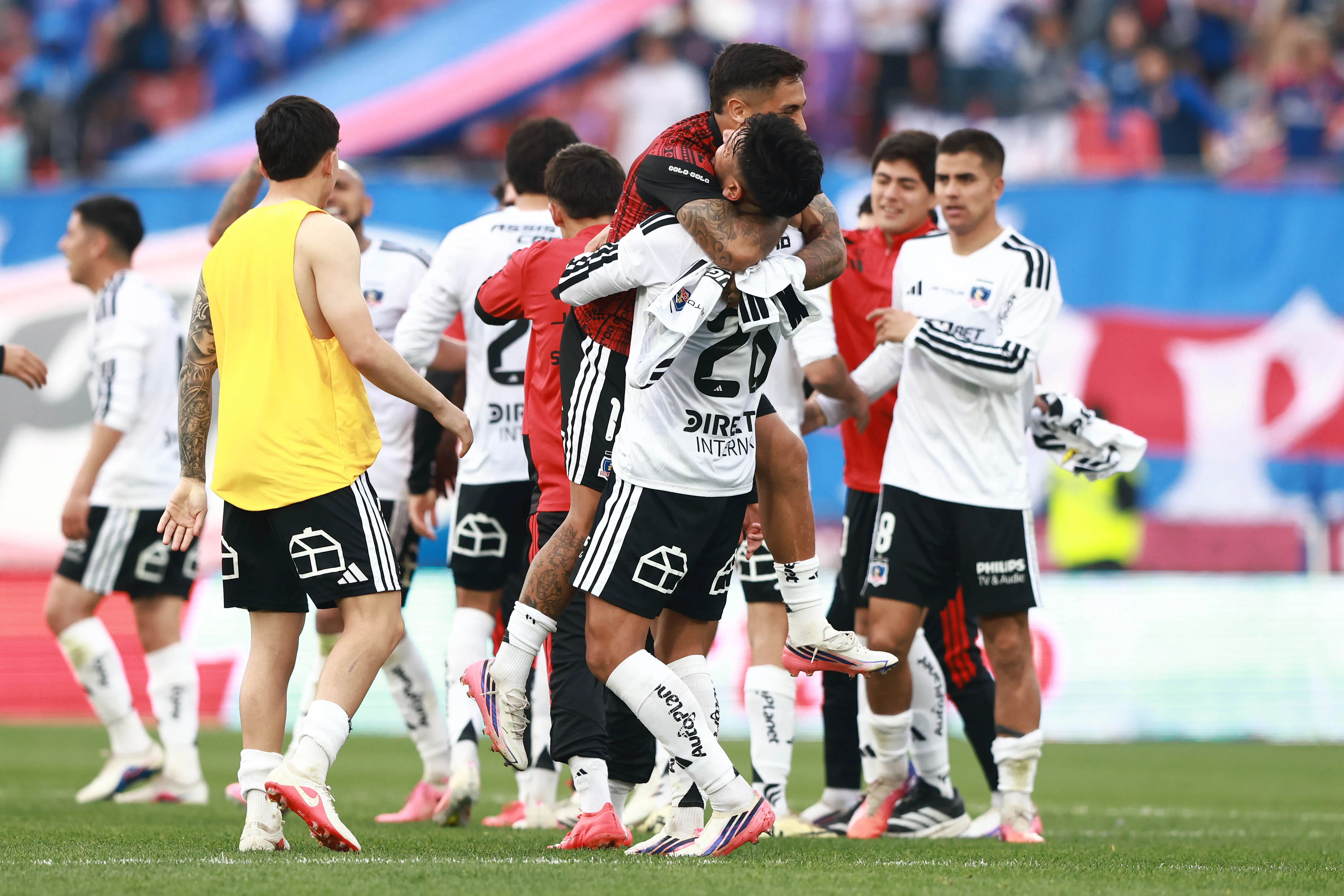 Colo Colo se abrazó bien fuerte ante U. de Chile. Imagen: Photosport