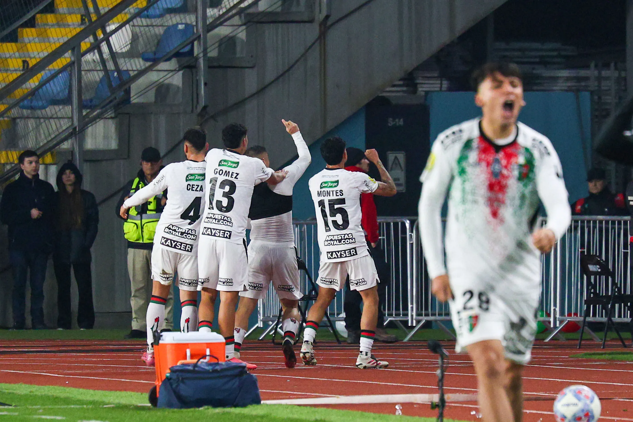 Así festejó el Tino la conquista de Gonzalo Tapia. (Jorge Loyola/Photosport).