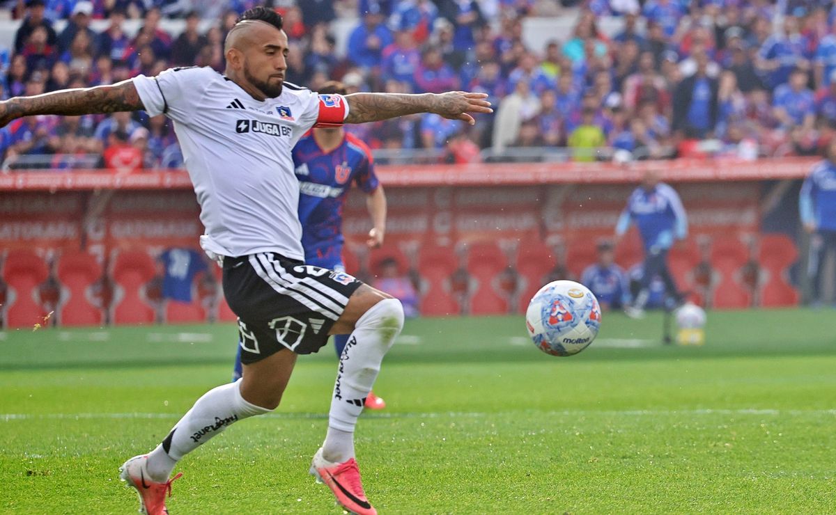 Vidal elogia la cancha del Nacional y critica al Monumental: “No ayuda para nuestro fútbol”