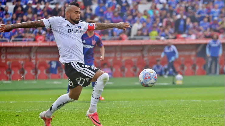 Arturo Vidal elogió la cancha del Estadio Nacional y criticó al Monumental.