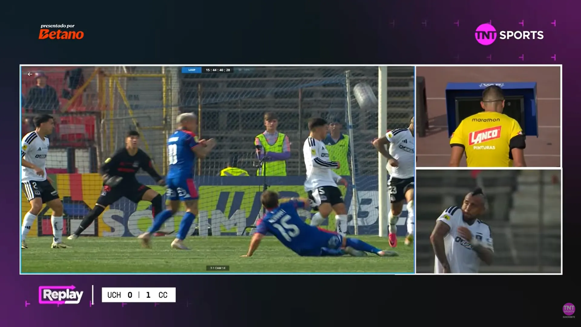 Juan Lara revisó en el VAR esta acción de Vidal tras el remate de Reinhart. (Captura TNT Sports).