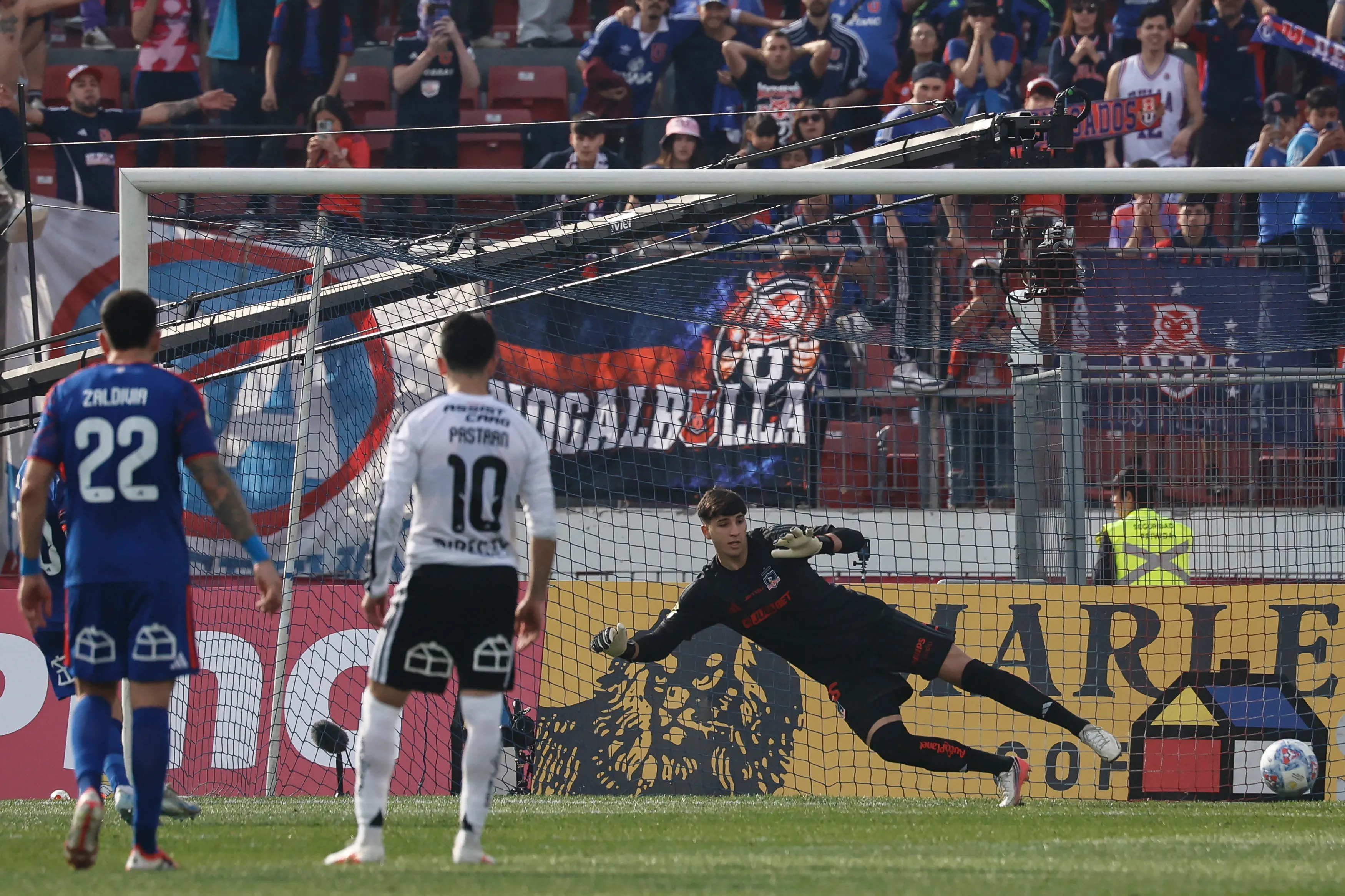Charles Aránguiz engañó a Gabriel Maureira en el penal que igualó transitoriamente el Superclásico 200. (Diego Martin/Photosport)