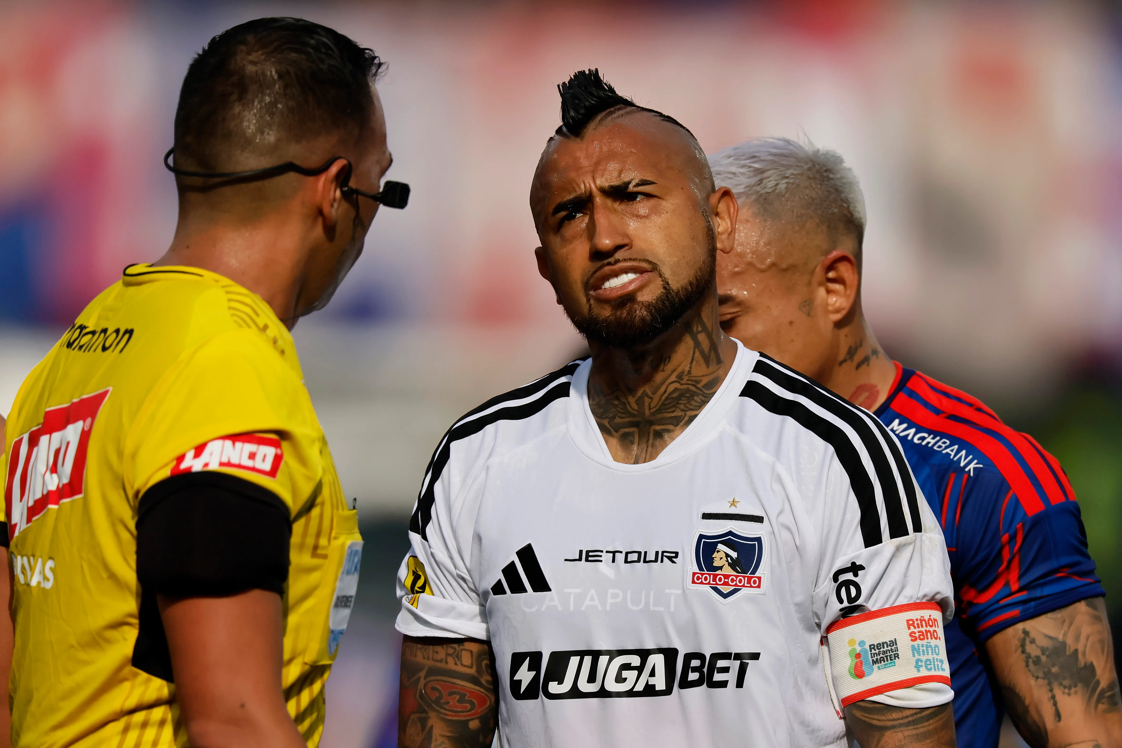 Arturo Vidal discutió mucho la decisión de Juan Lara de sancionar penal. (Andrés Piña/Photosport).