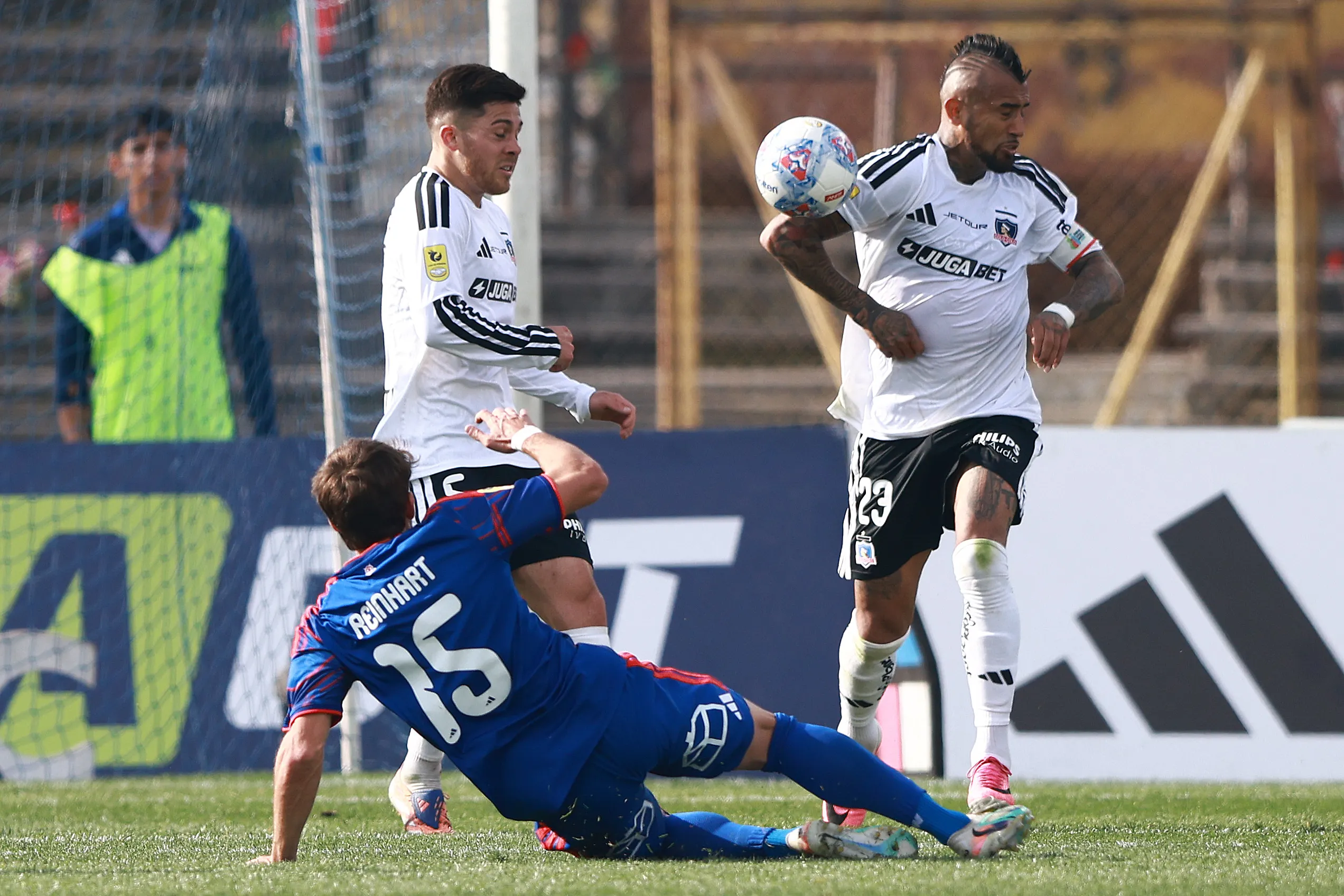 La jugada que terminó en el penal a favor de Universidad de Chile. (Felipe Zanca/Photosport).