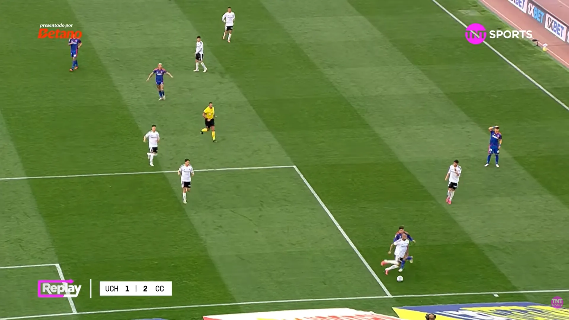 Arturo Vidal pensó que la pelota se iba, pero el Chelo Morales lo evitó. (Captura TNT Sports).
