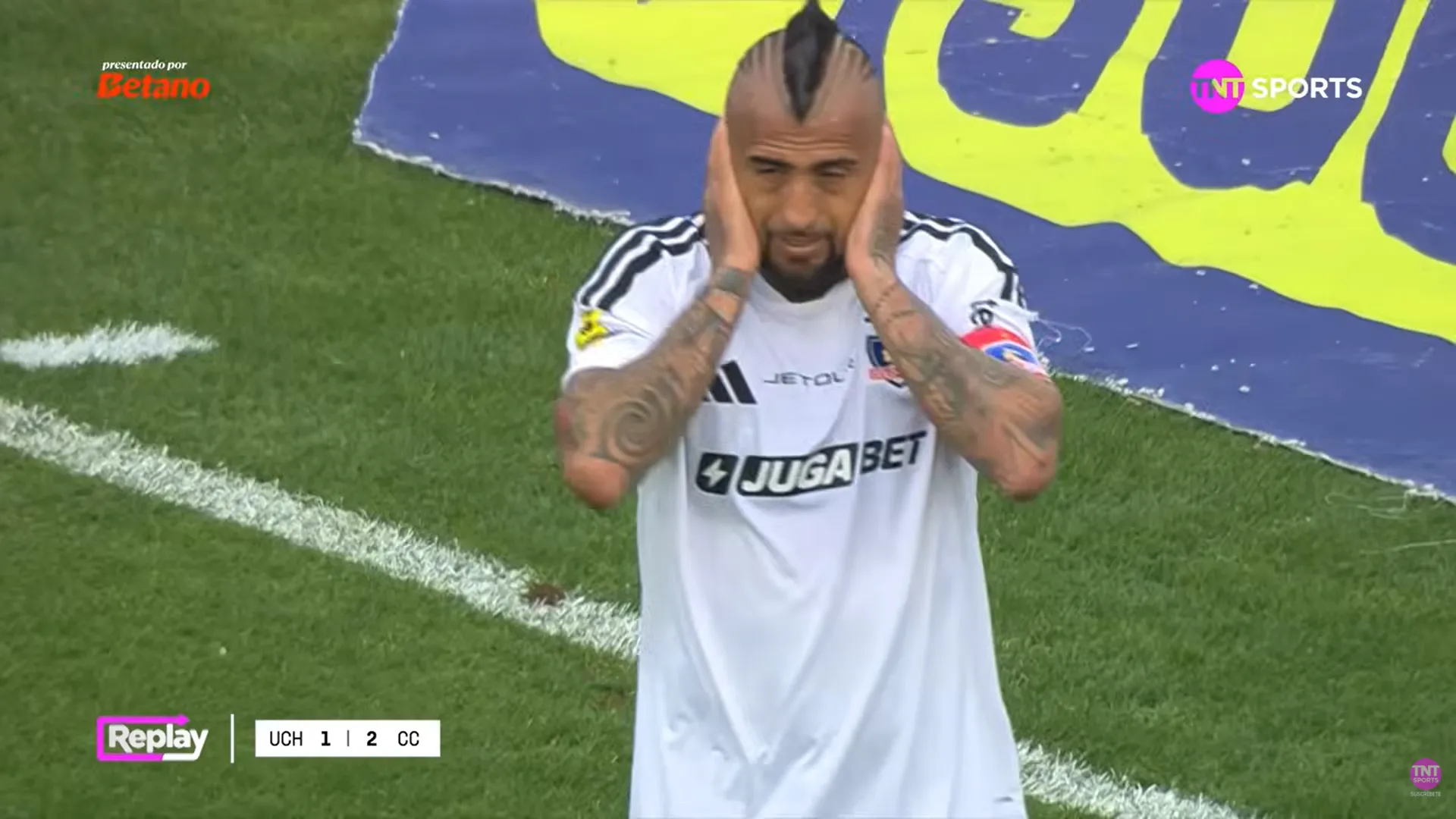 La reacción que tuvo Arturo Vidal tras esa falla grosera en el Superclásico. (Captura TNT Sports).