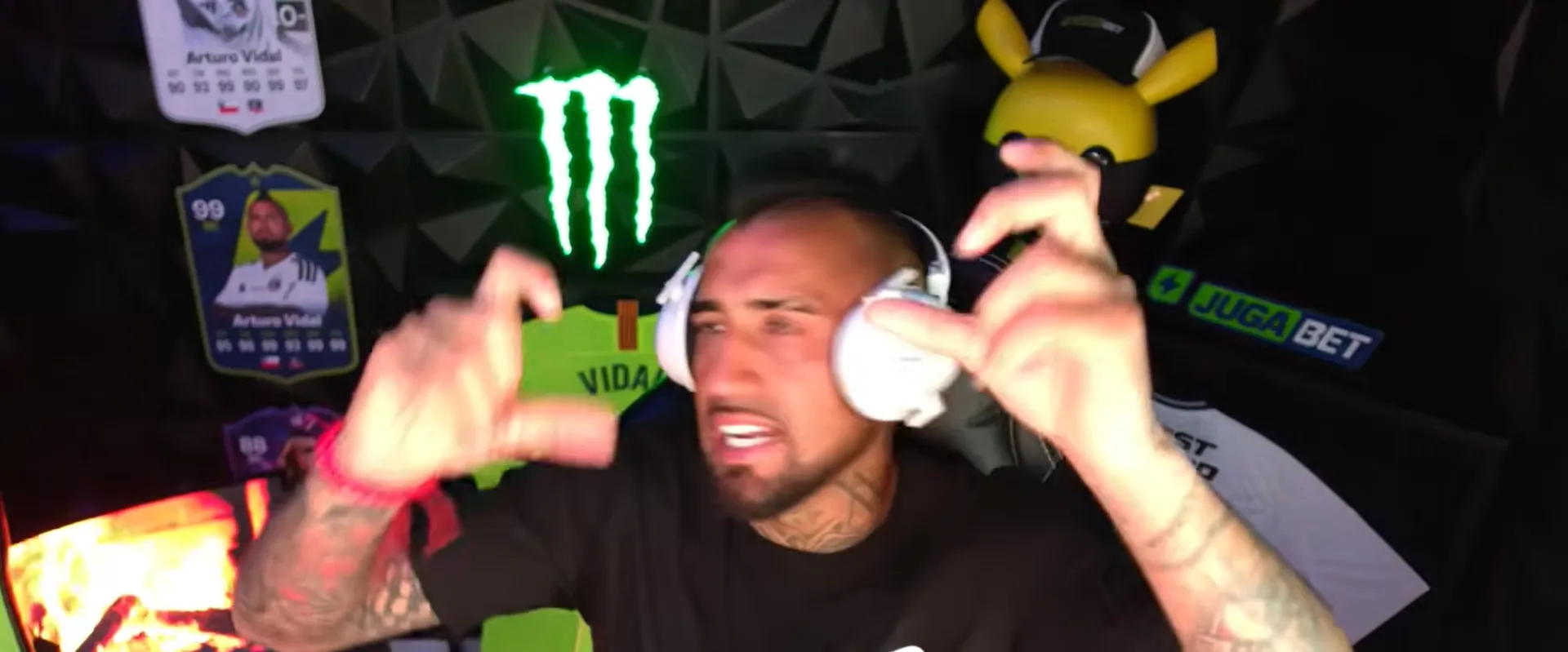 Arturo Vidal y el gesto de las fotos cuando hablaba de Vozinha. (Captura YouTube).