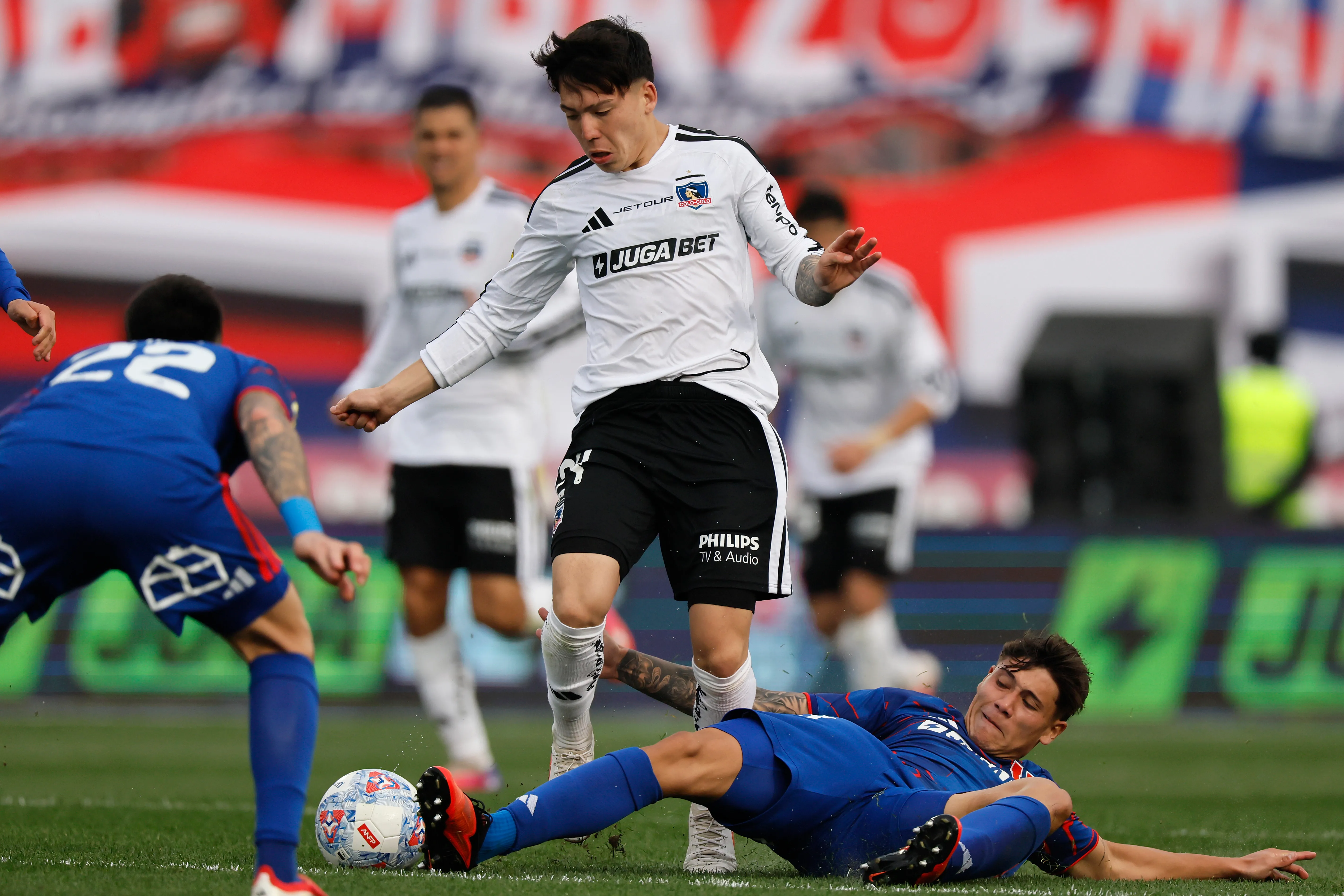 Leandro Hernández en acción durante el Superclásico 200. (Andrés Piña/Photosport).