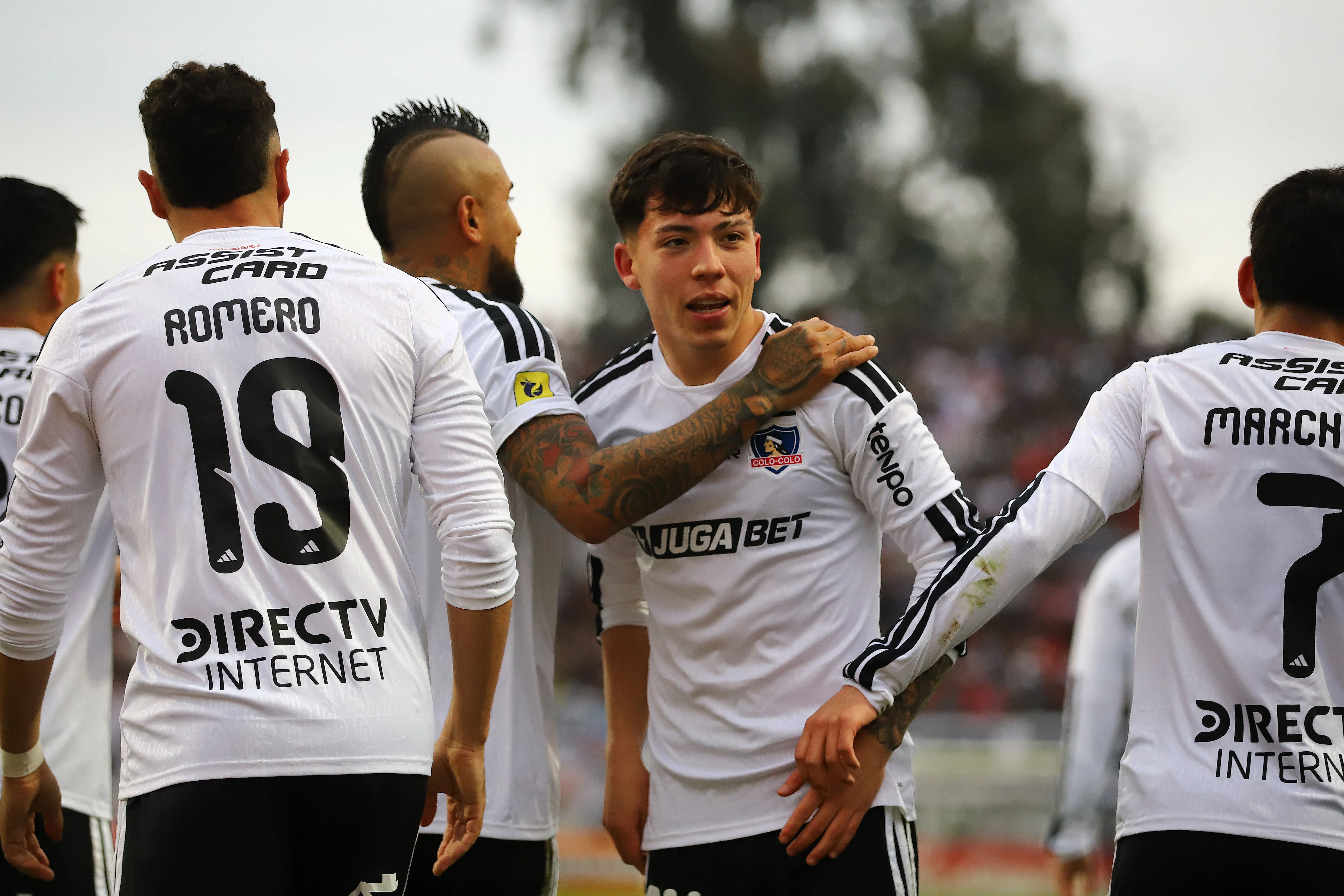 Vidal celebra el golazo que Leandro Hernández le anotó a Everton en Viña del Mar. (Manuel Lema/Photosport).