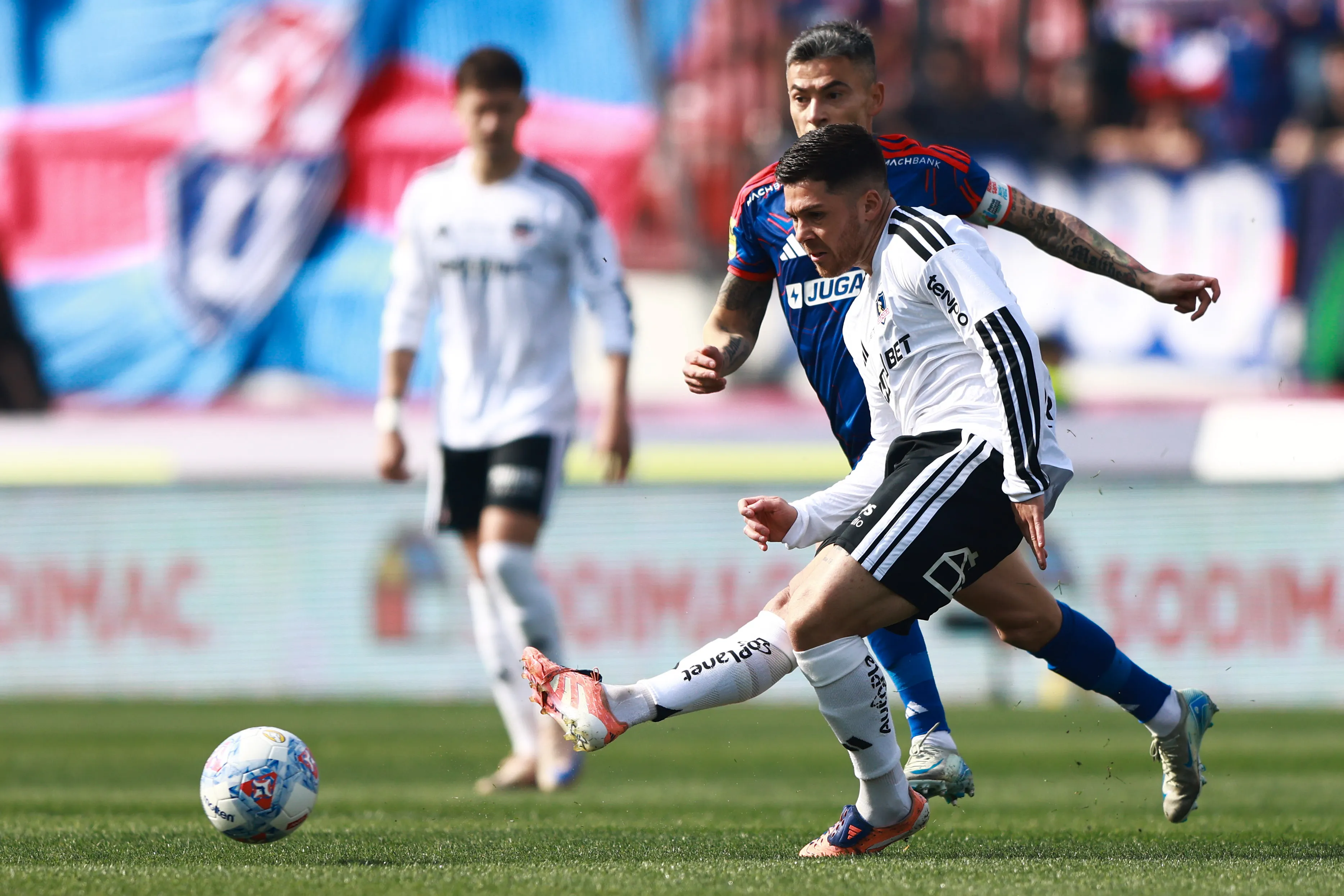 Víctor Felipe Méndez en acción ante Charles Aránguiz en el Superclásico 200. (Felipe Zanca/Photosport).