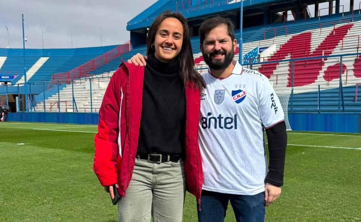 Gabriel Boric sorprende en Uruguay: visitó el estadio de Nacional y posó con la camiseta del club