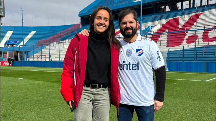 Gabriel Boric visitó el estadio de Nacional de Uruguay y posó con la camiseta del club.