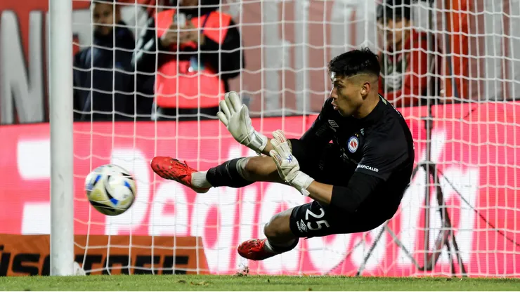Brayan Cortés protagonizó una espectacular doble atajada ante Lanús.