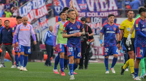 Charles Aránguiz dejó la cancha en el segundo tiempo en el Superclásico.