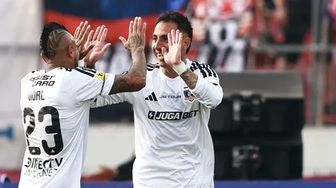 Vidal celebra junto a Javier Correa en el Superclásico 200.
