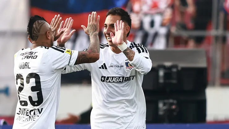 Vidal celebra junto a Javier Correa en el Superclásico 200.