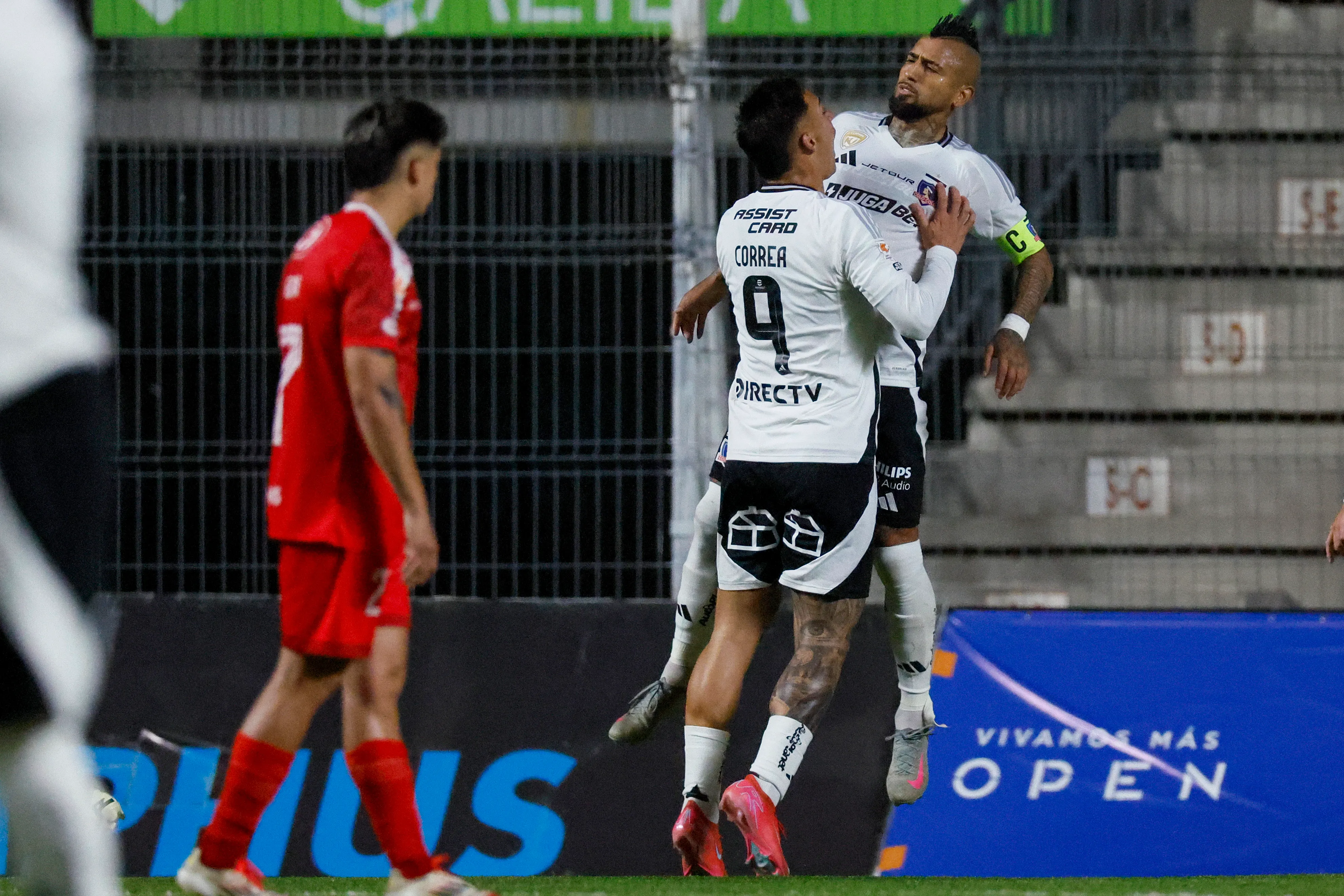 Otro festejo de Vidal con Javier Correa en el Cacique. (Andrés Piña/Photosport).
