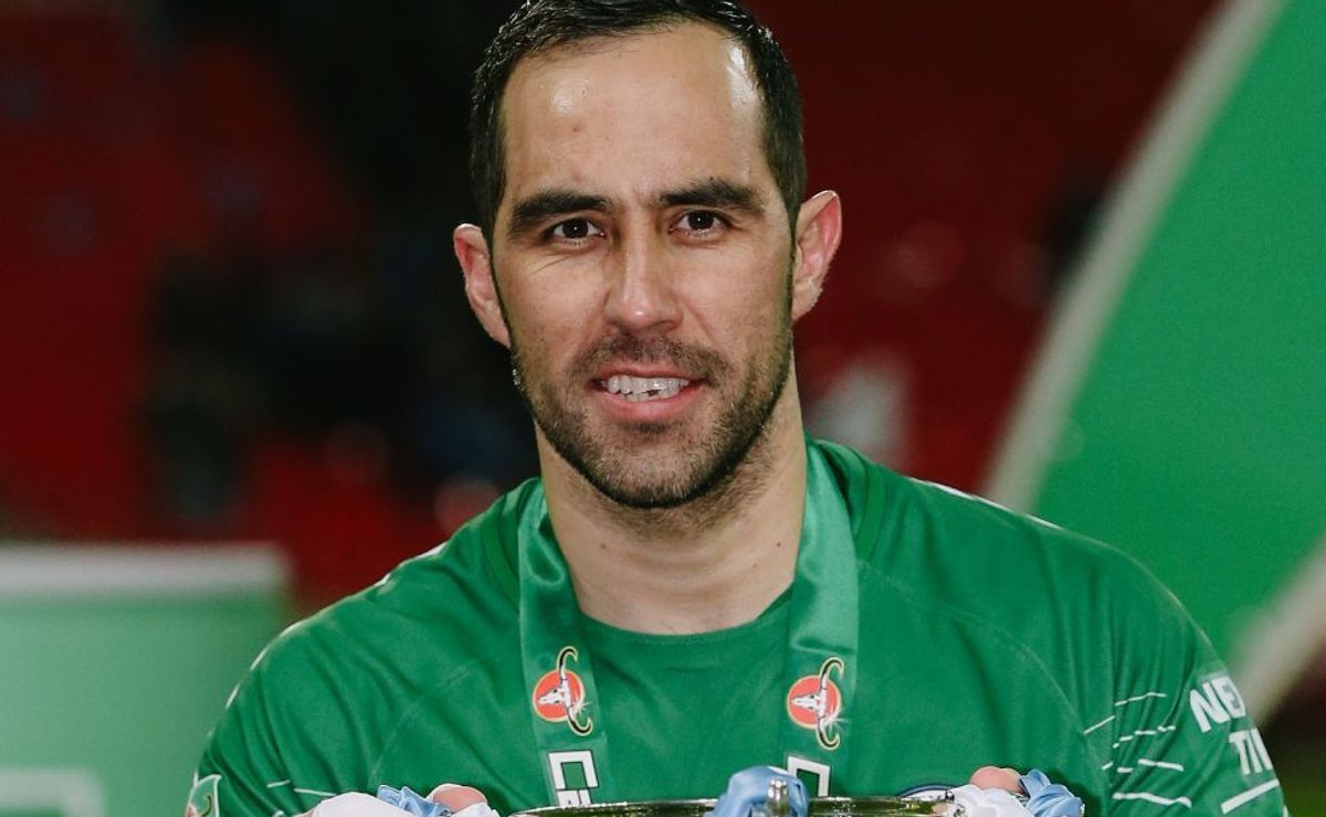 Manchester City celebra a Claudio Bravo: recuerda los 10 años de su llegada al club