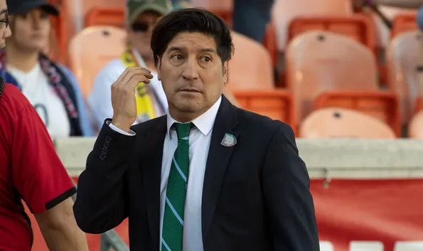 Iván Zamorano se suma a Mega como comentarista de Claudio Palma