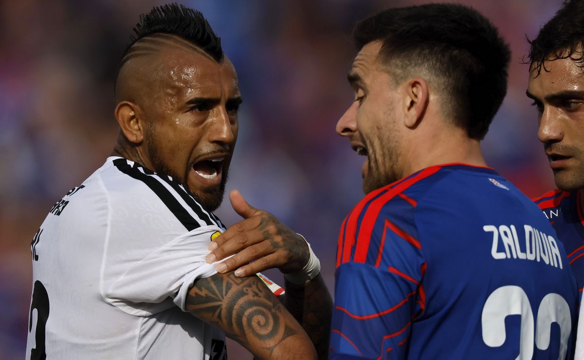Revelan el audio del VAR en el polémico penal de Arturo Vidal en el Superclásico: “Revisen el brazo”
