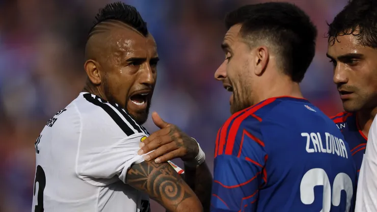 Arturo Vidal muestra la zona de impacto para el penal en el Superclásico.
