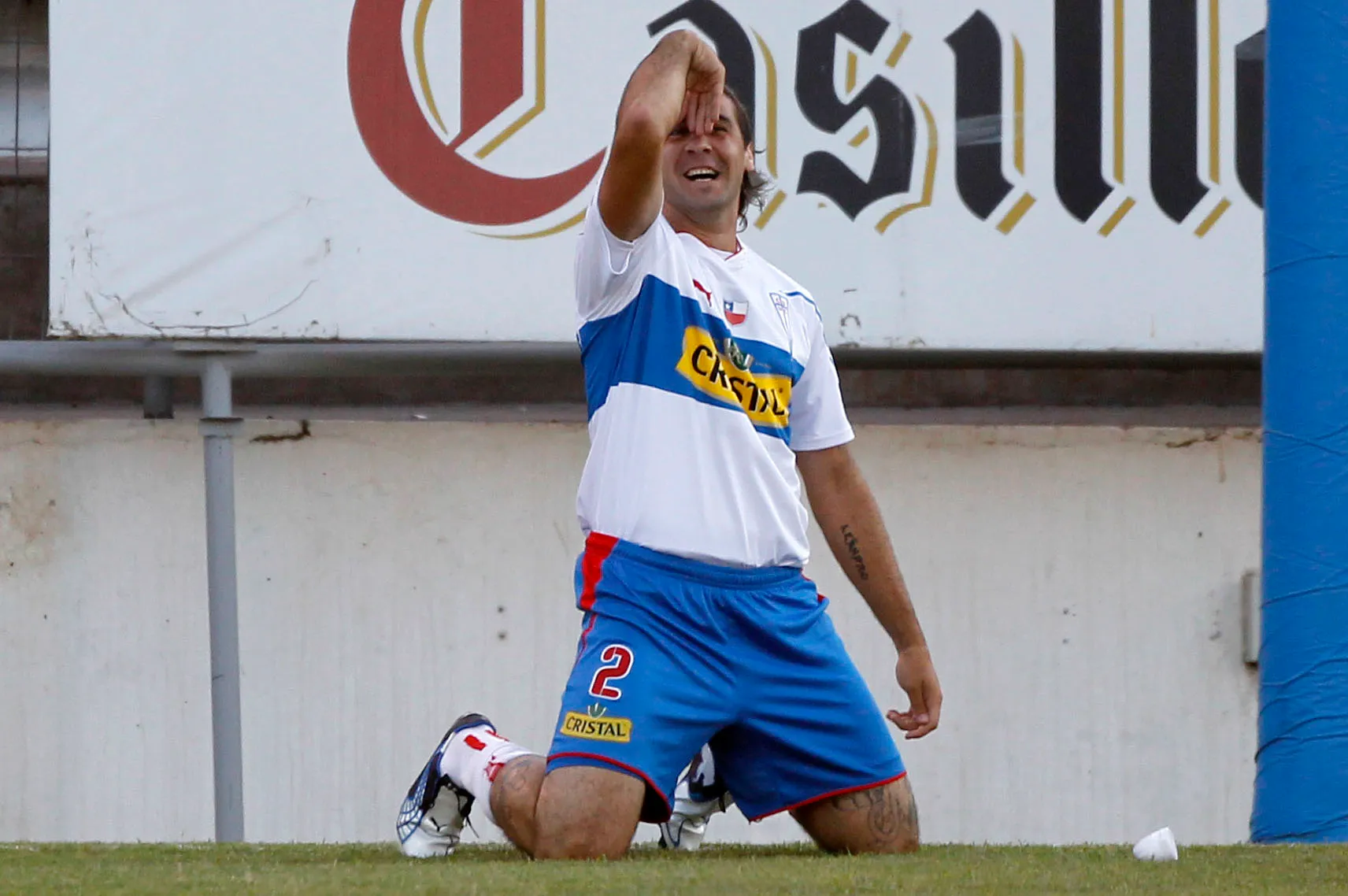 Lucas Pratto celebra uno de los goles que convirtió en Católica, club desde donde fue transferido al Genoa de Italia. (Andrés Piña | Photosport).