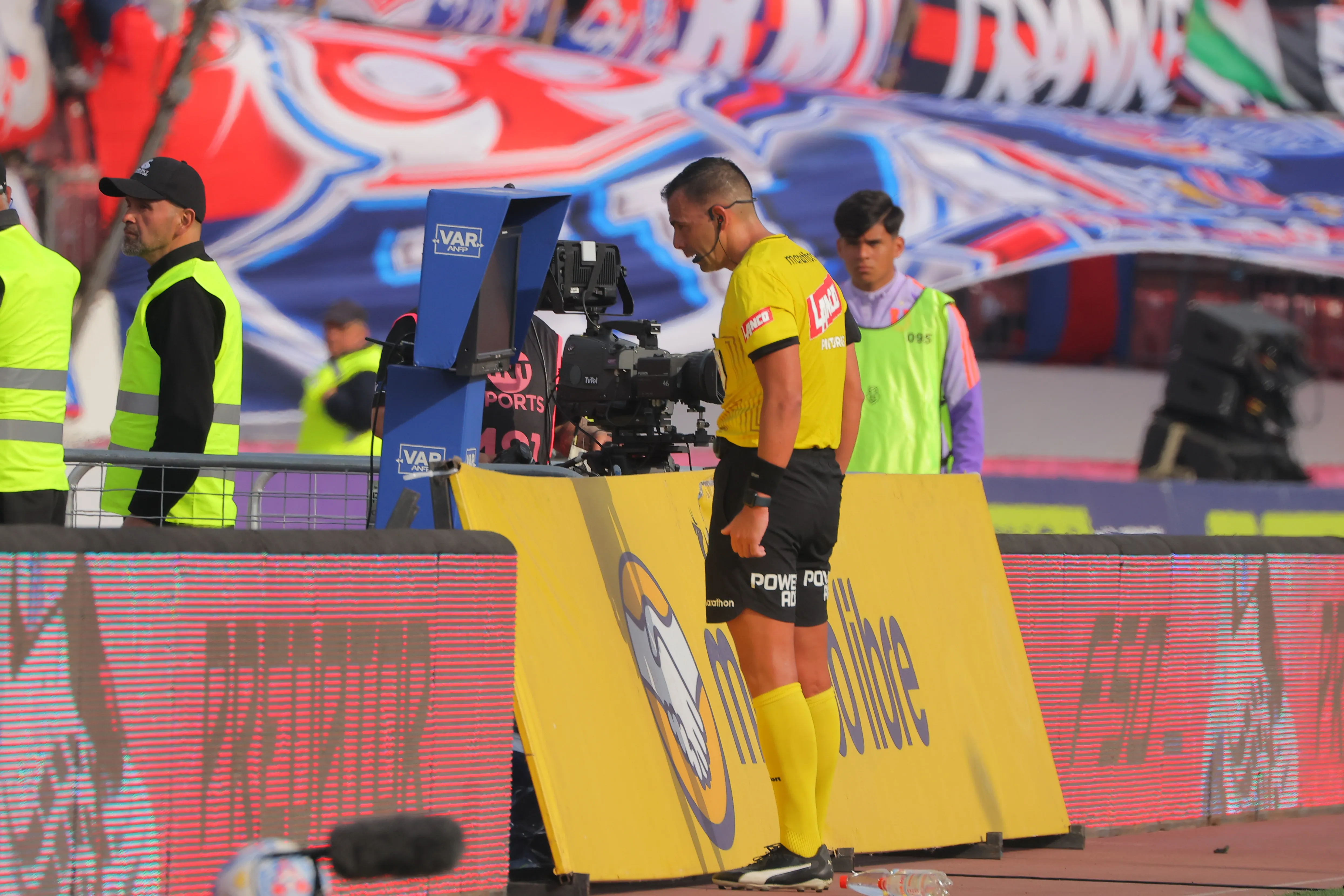 Juan Lara fue a revisar la jugada al VAR en el Superclásico. Foto: Andrés Pina/Photosport