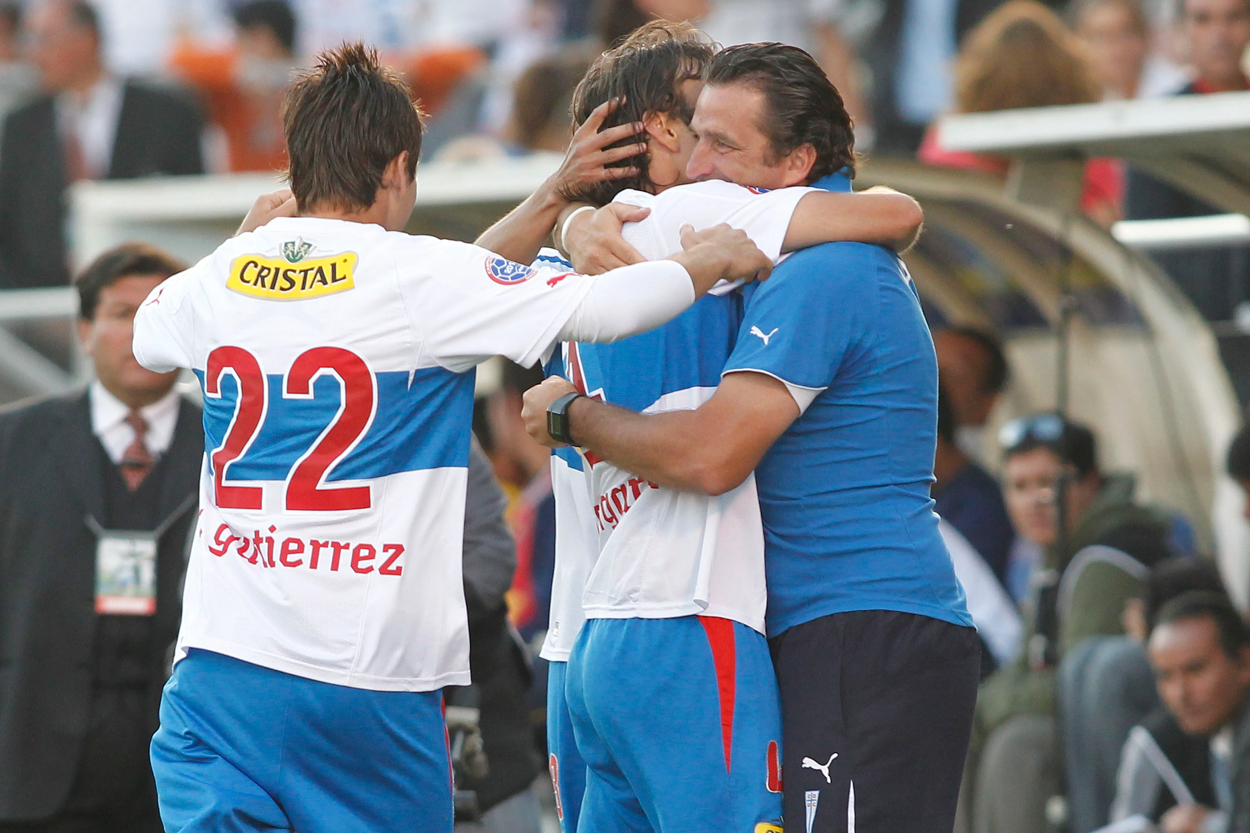 Juan Antonio Pizzi celebra junto a Adán Vergara y Roberto Gutiérrez, quien volvió al club durante la gestión del Tati en más de una ocasión. (Marcelo Hernández | Photosport).