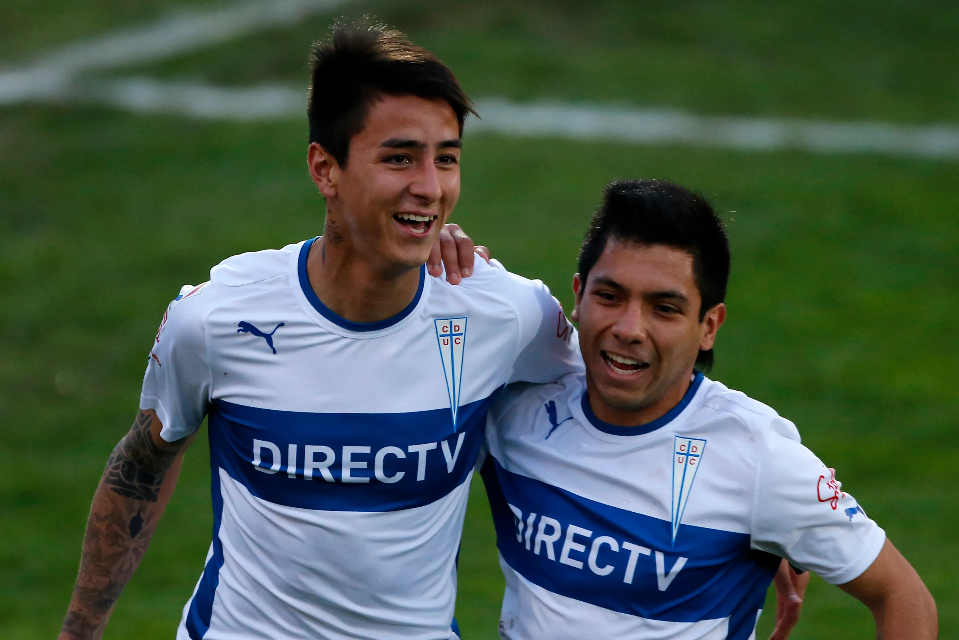 Erick Pulgar celebra en la UC junto a Diego Rojas. (Andrés Piña/Photosport).