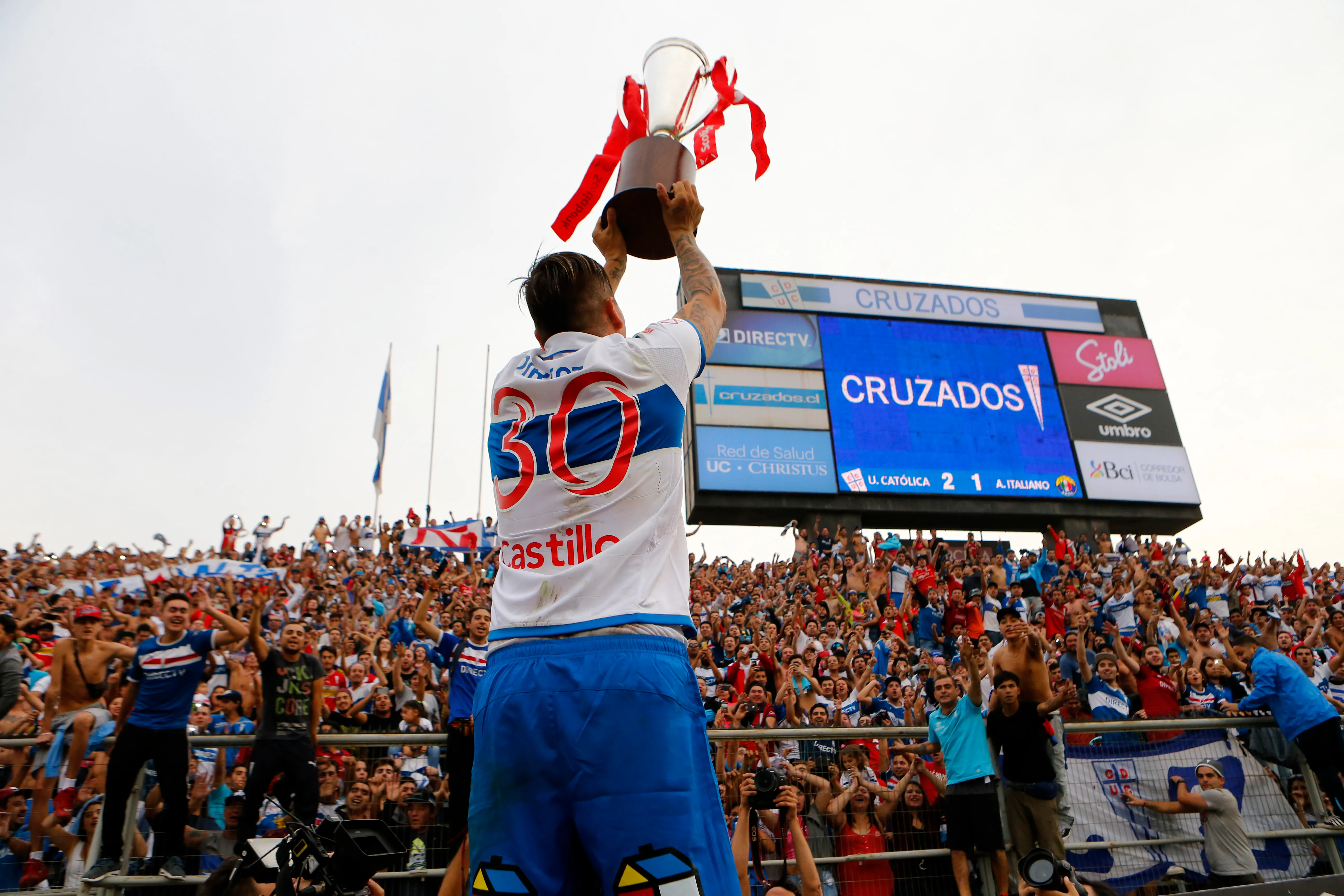 Nicolás Castillo festeja el título obtenido el 30 de abril de 2016. (Felipe Zanca/Photosport).