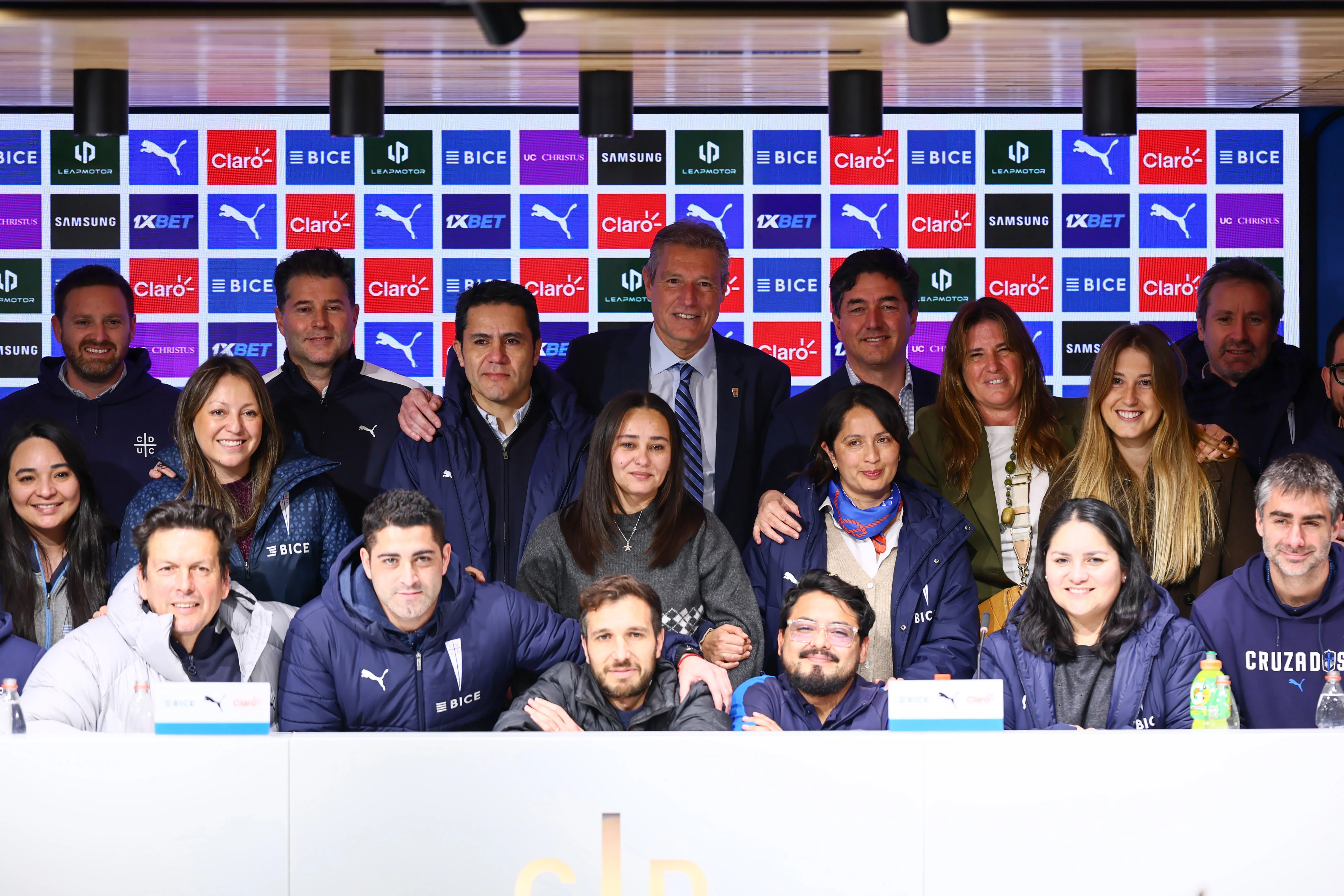Una emotiva foto de Tati Buljubasich en su despedida de Cruzados SADP. (Javier Torres/Photosport).