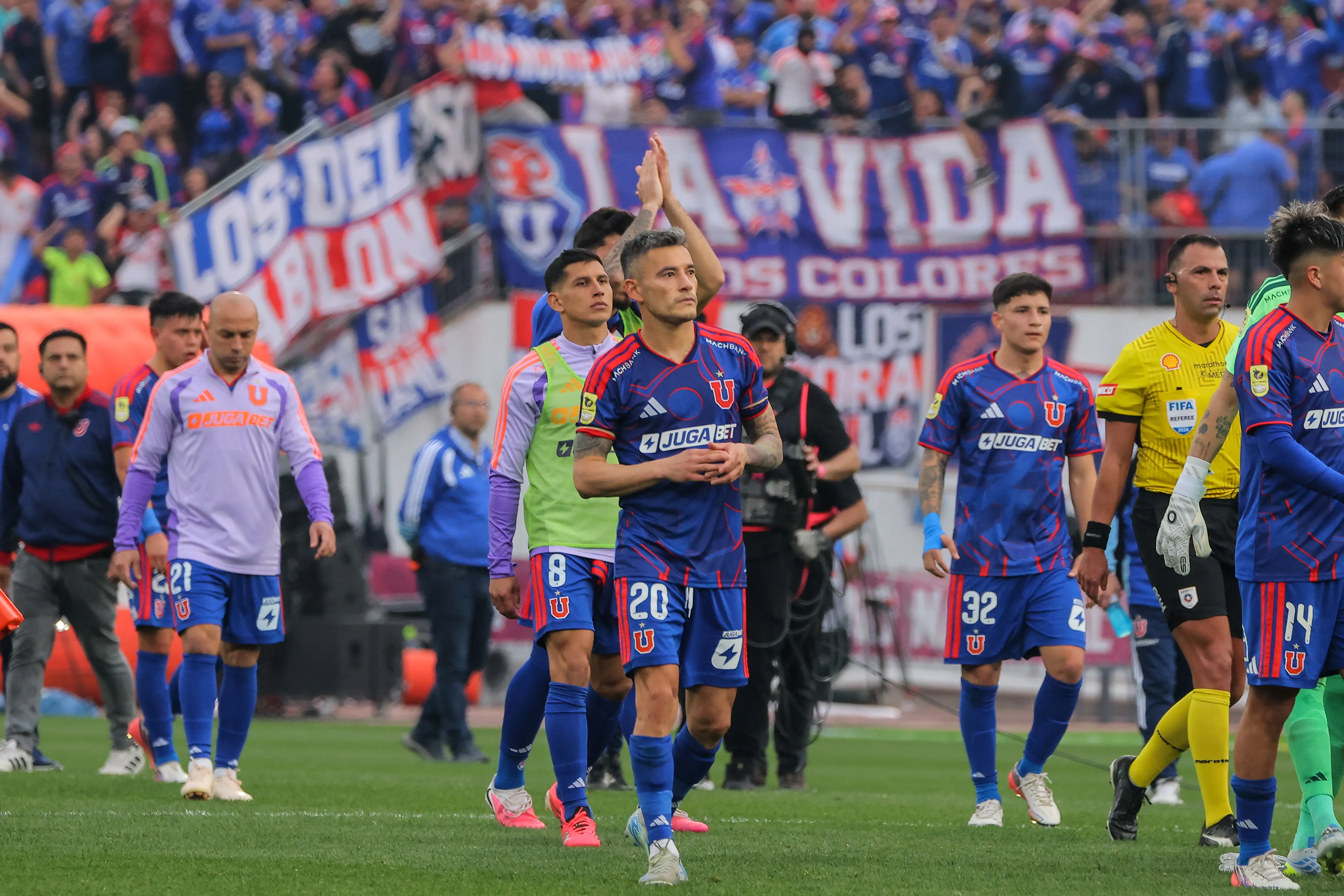 Charles Aránguiz está en medio de una polémica en el Superclásico. Foto: Luis Quinteros/Photosport