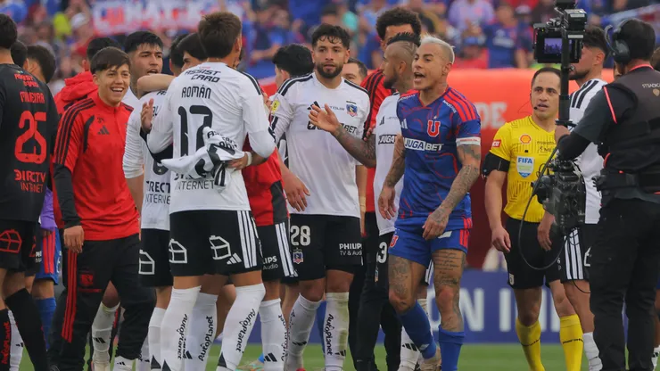 Iván Román tuvo varios cruces en el Superclásico.