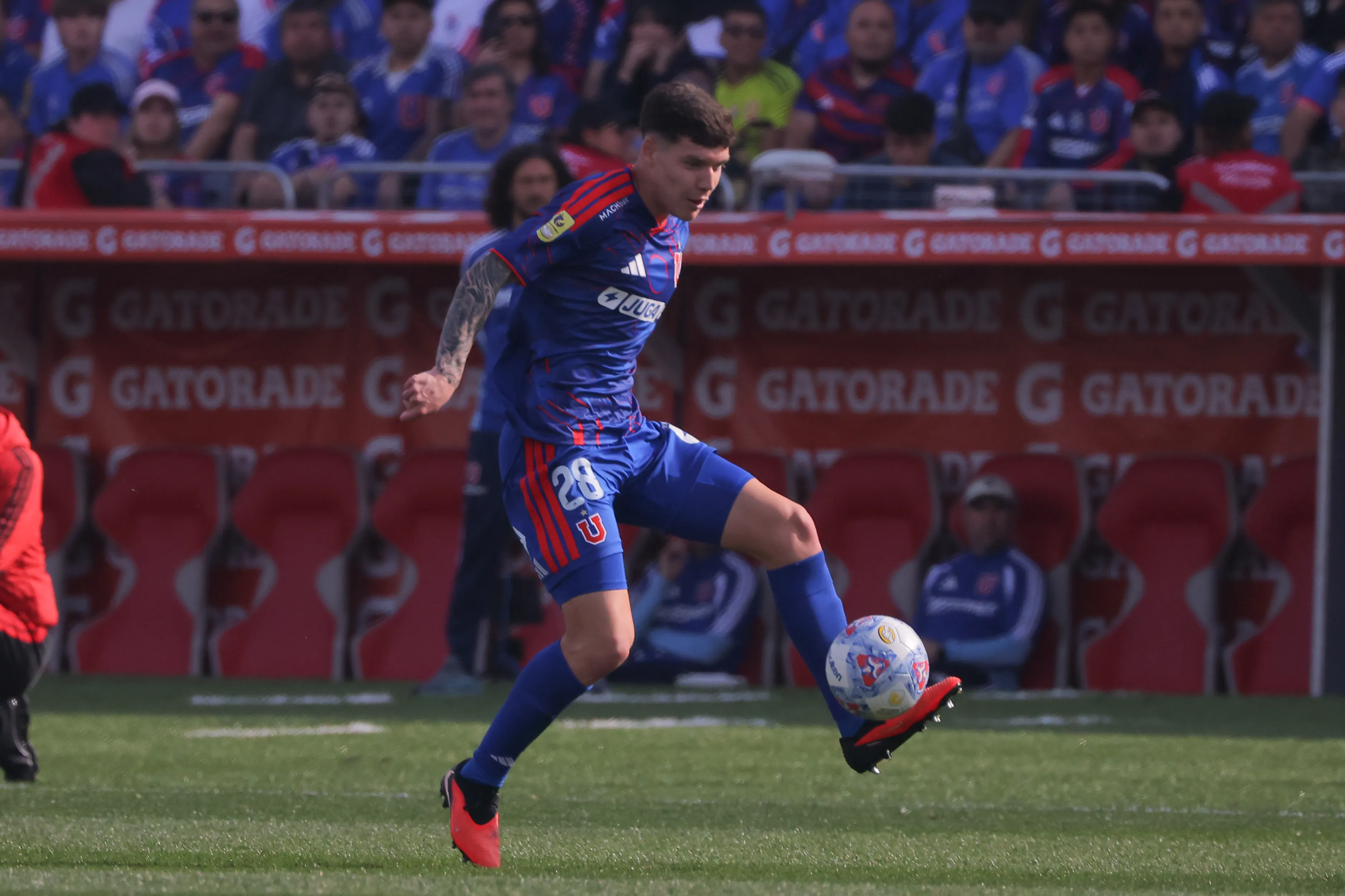 Agustín Arce tuvo que cumplir otra función en el Superclásico. Foto: Luis Quinteros/Photosport